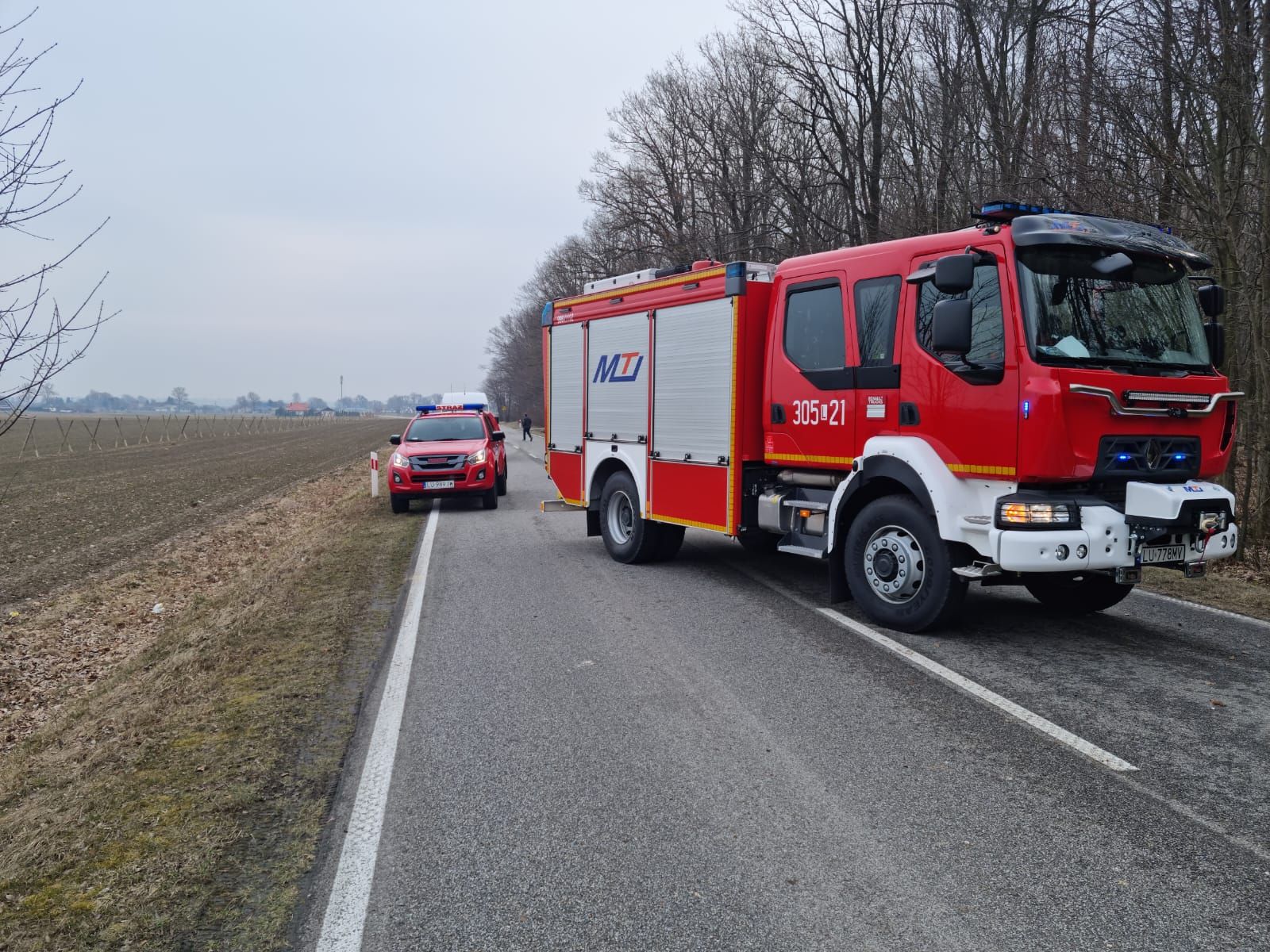 Lexus dachował w rowie. Wszystko przez kierowcę dostawczego auta (zdjęcia)