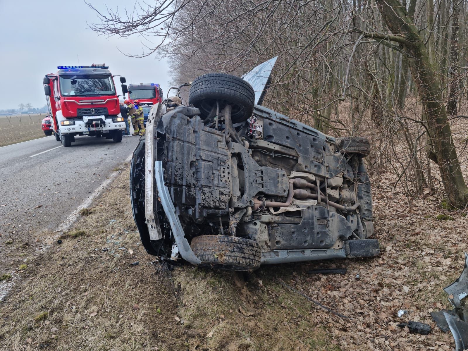 Lexus dachował w rowie. Wszystko przez kierowcę dostawczego auta (zdjęcia)