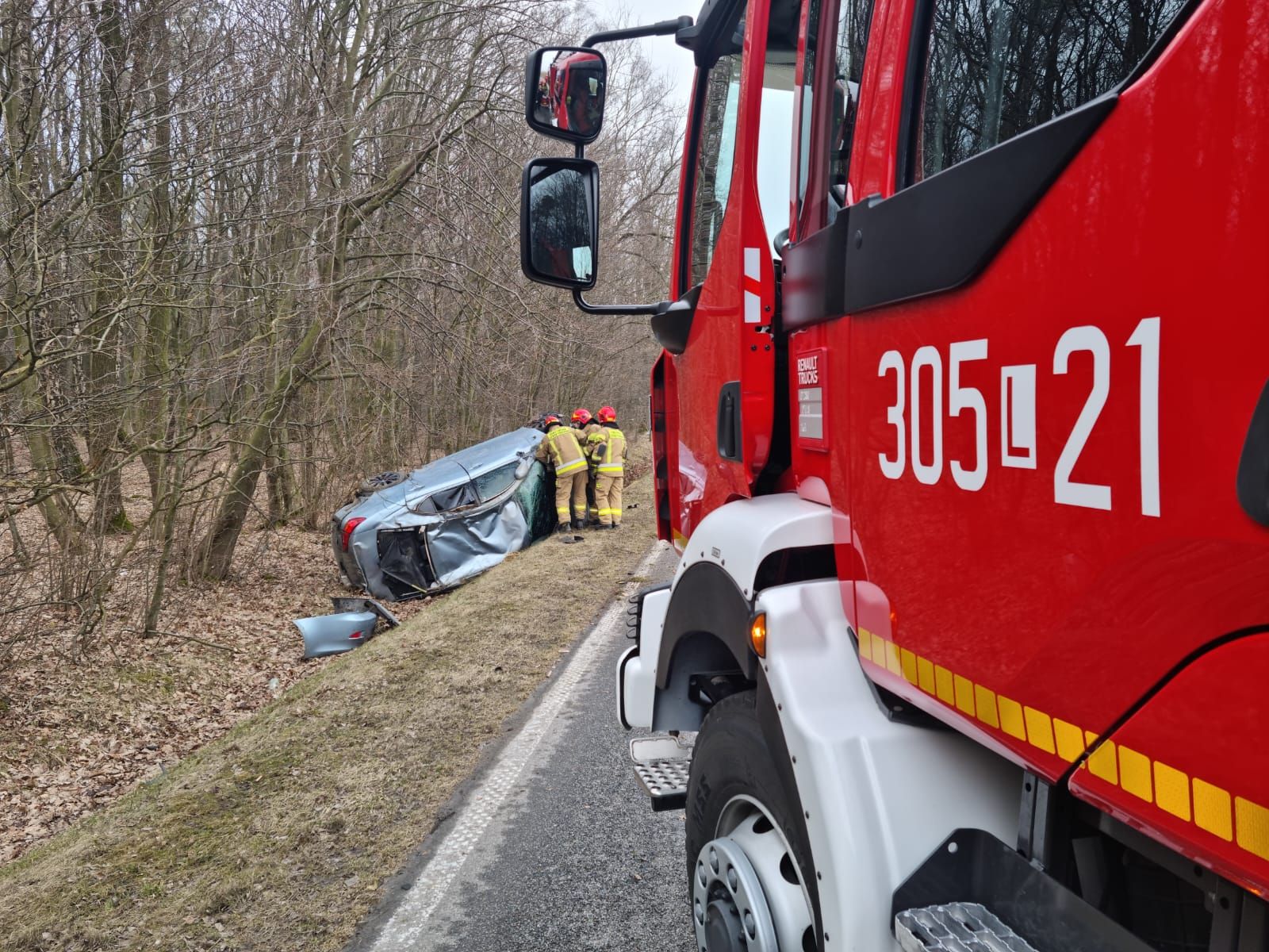 Lexus dachował w rowie. Wszystko przez kierowcę dostawczego auta (zdjęcia)