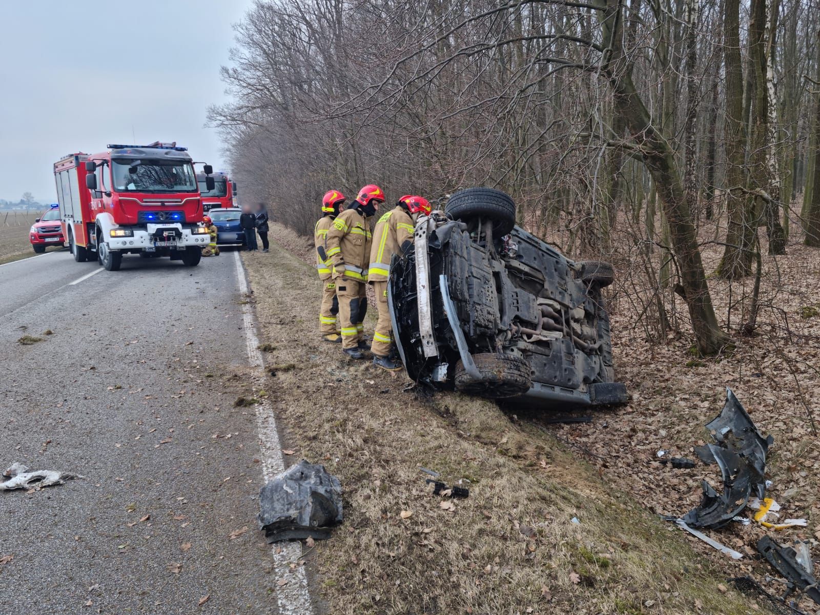 Lexus dachował w rowie. Wszystko przez kierowcę dostawczego auta (zdjęcia)