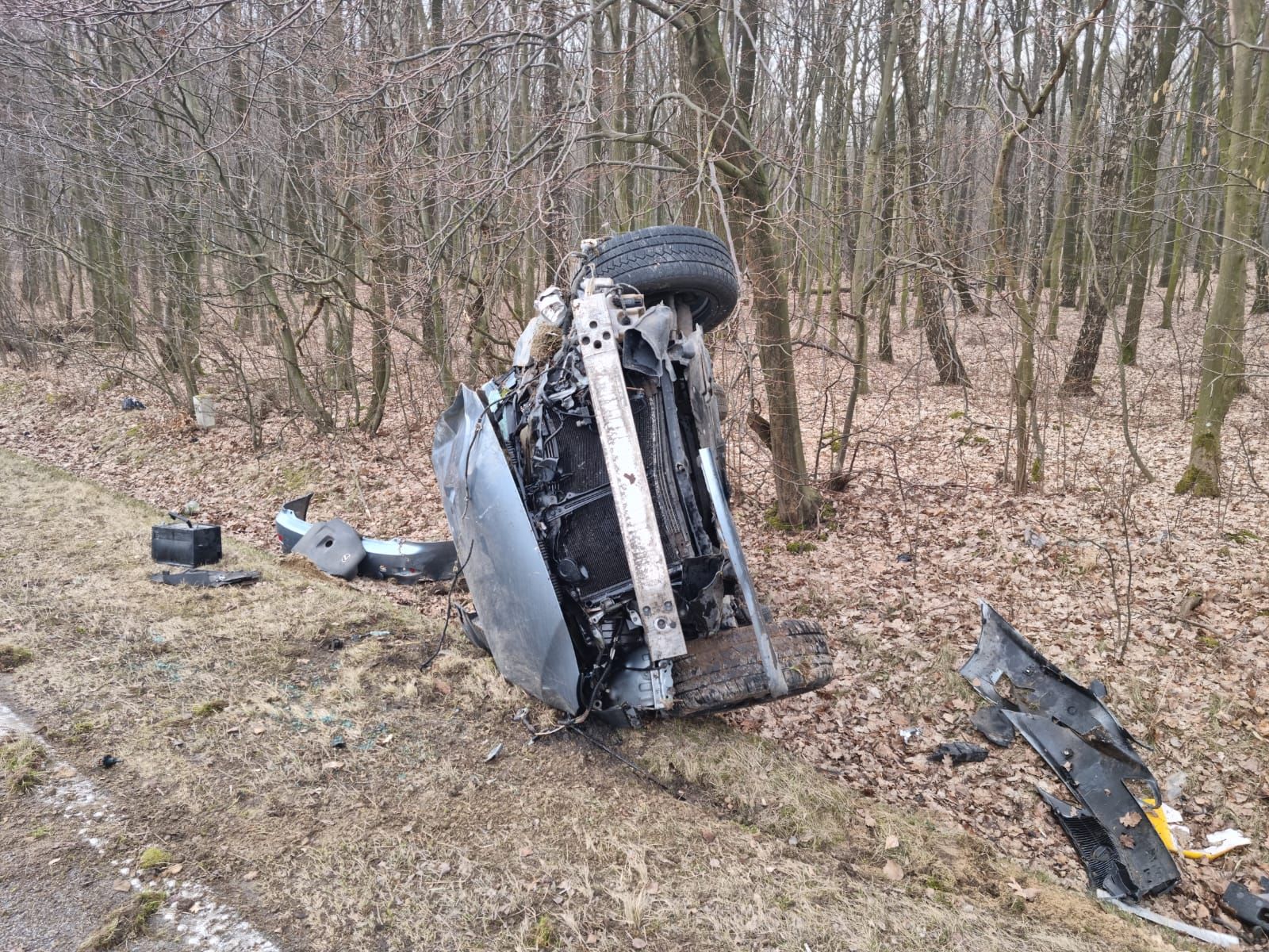 Lexus dachował w rowie. Wszystko przez kierowcę dostawczego auta (zdjęcia)