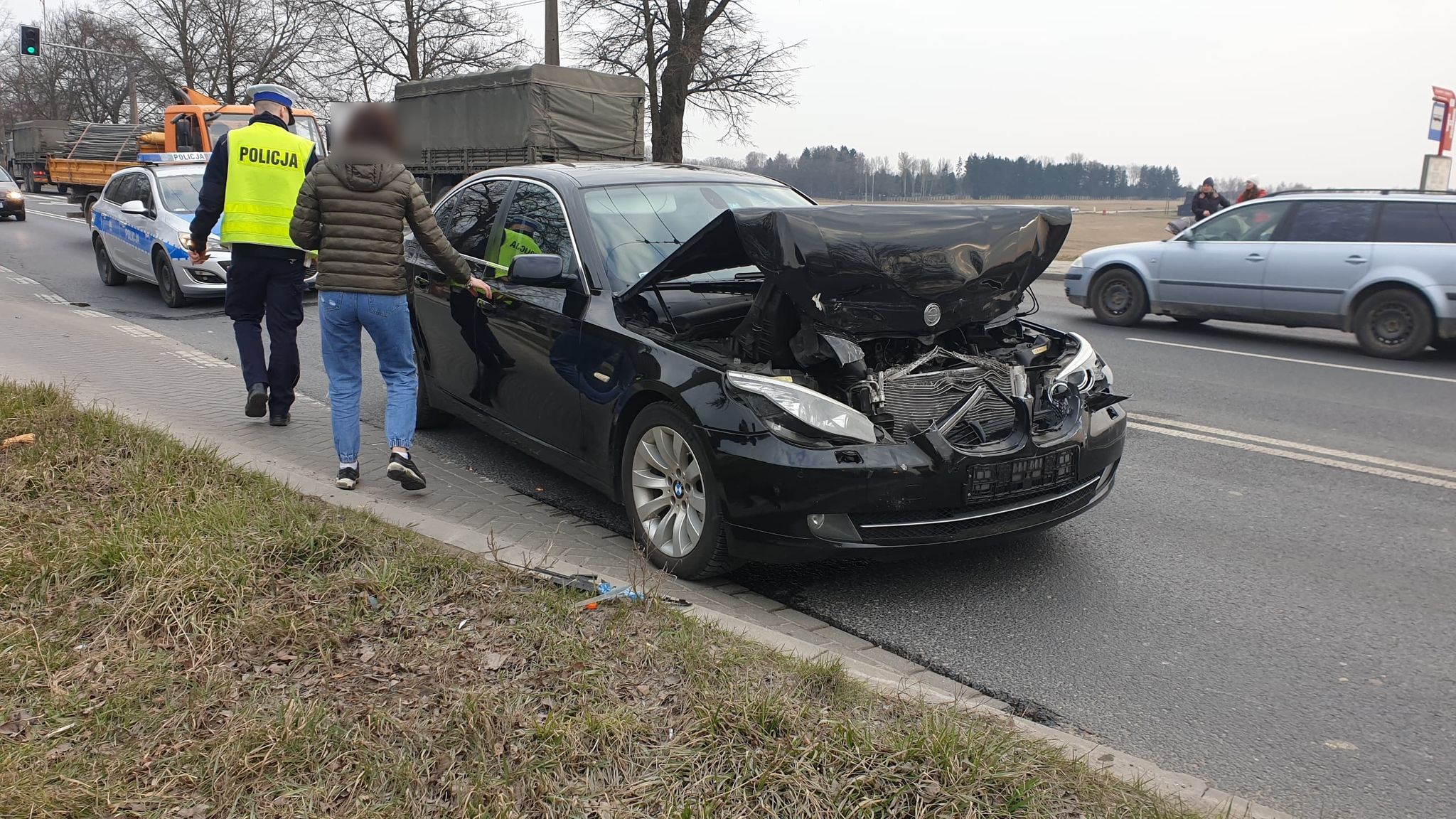 Kobieta z BMW staranowała subaru. Po chwili w rozbite auta wjechała kierująca audi (zdjęcia)