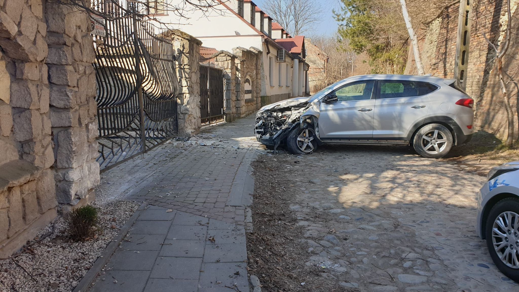Źle się poczuł w trakcie jazdy. Hyundai uderzył w ogrodzenie (zdjęcia)