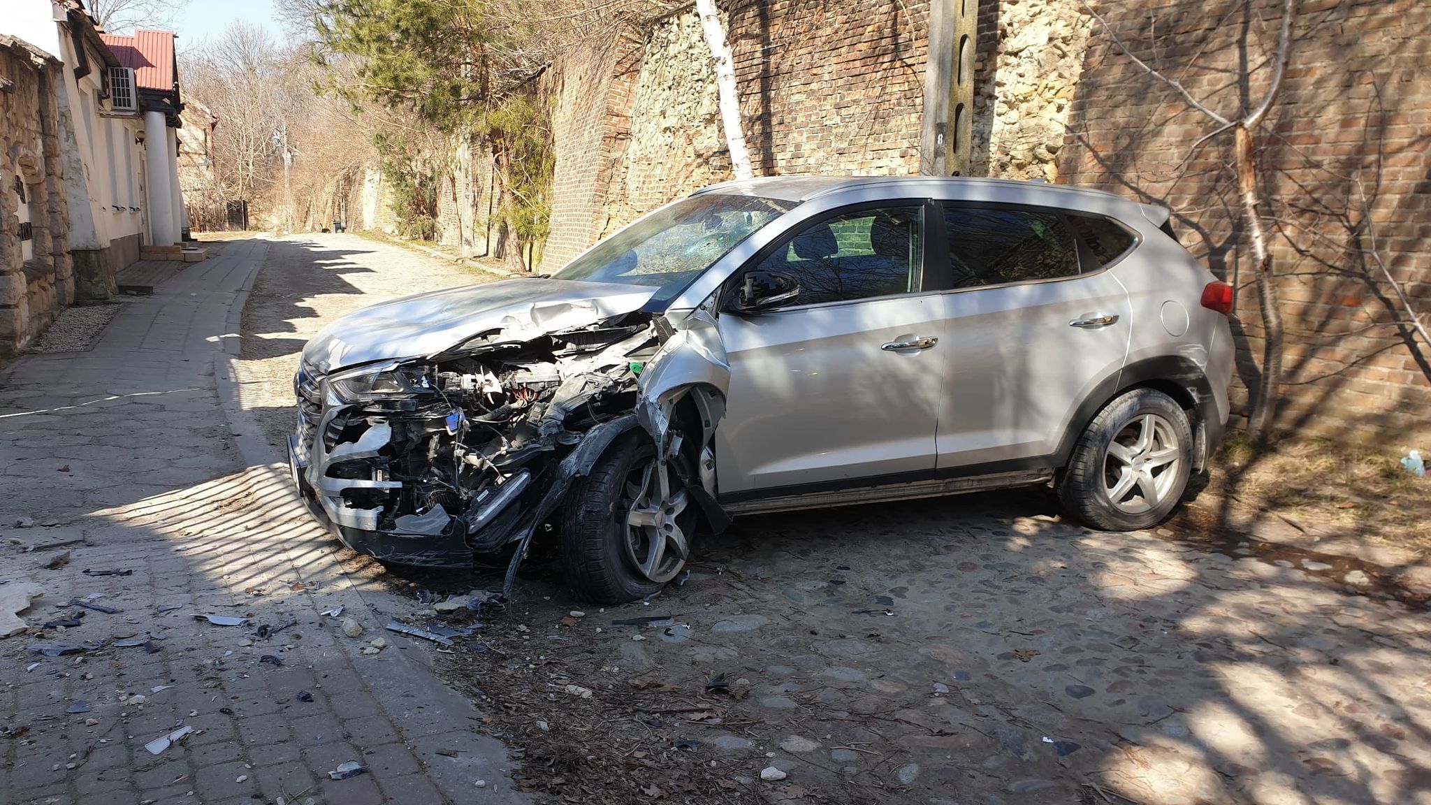 Źle się poczuł w trakcie jazdy. Hyundai uderzył w ogrodzenie (zdjęcia)