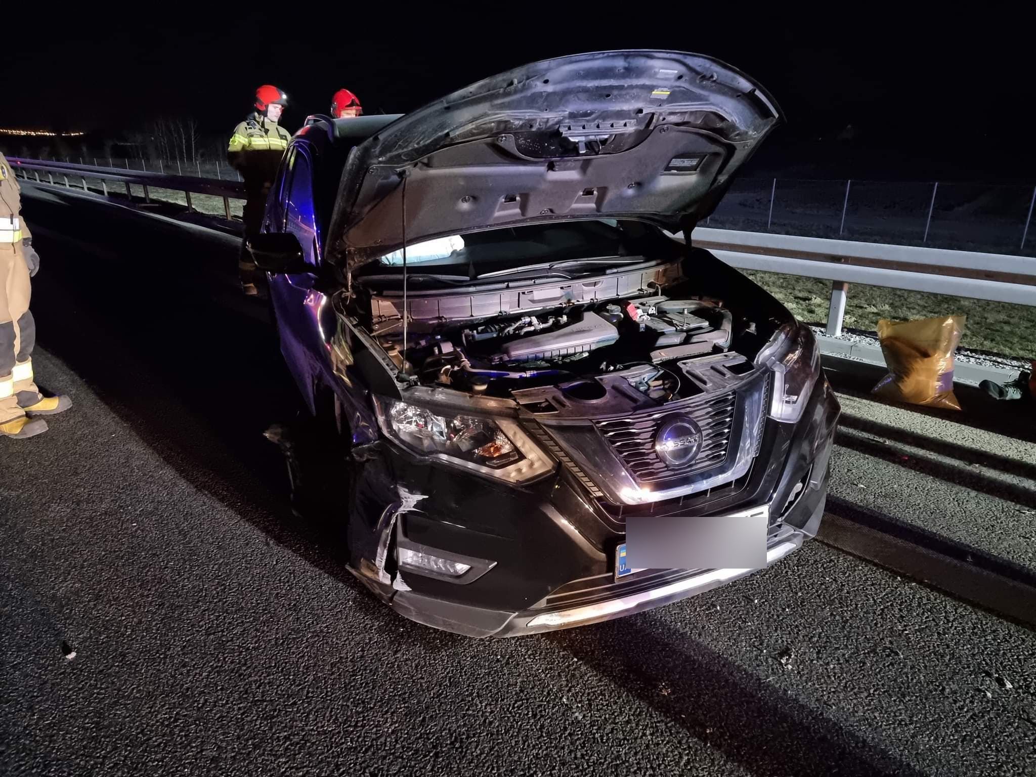 Jadąc ekspresówką zasnęła za kierownicą. Nissan uderzył w bariery energochłonne (zdjęcia)