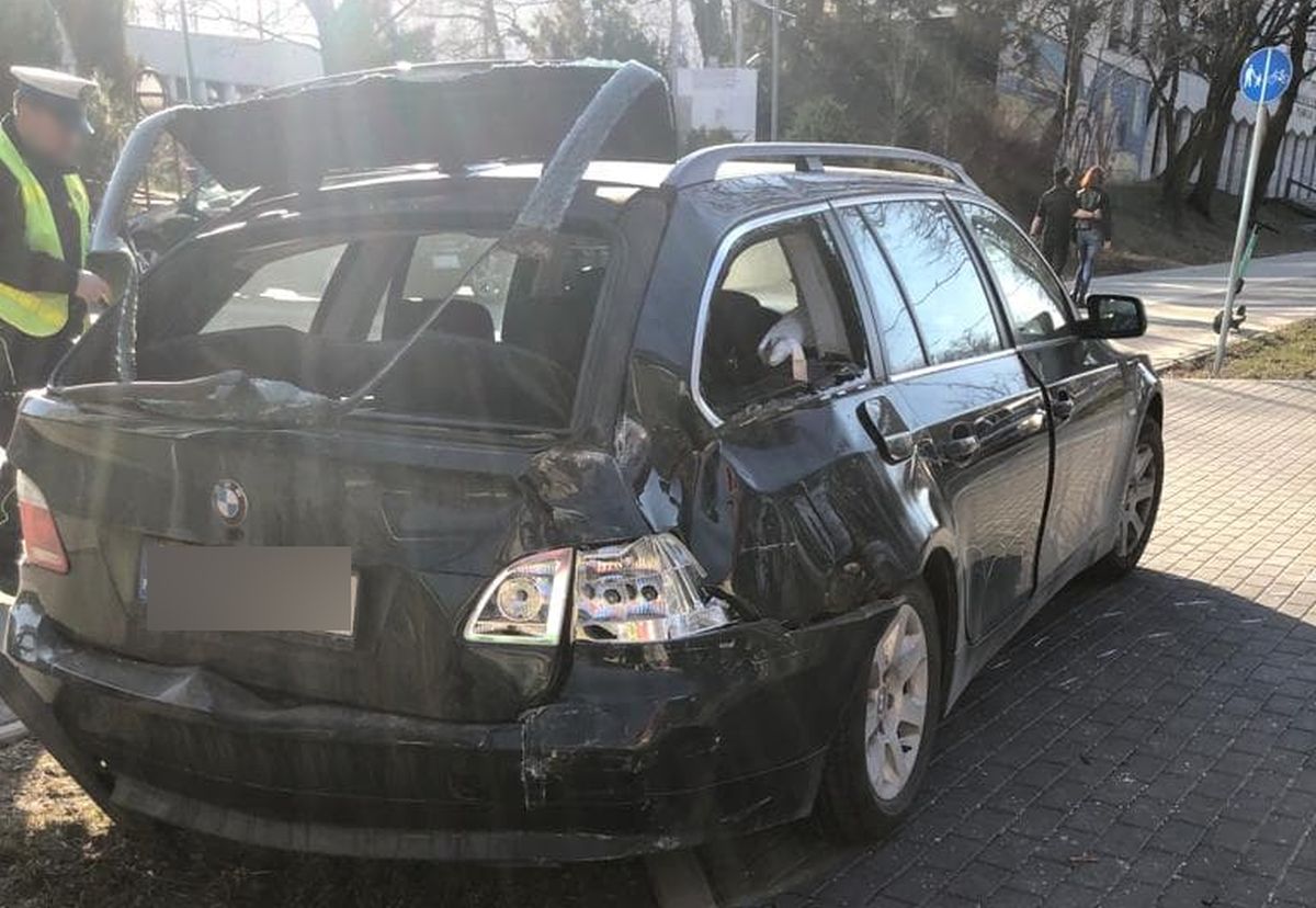 Z lewego pasa jezdni skręcał w prawo. BMW zderzyło się z jadącym buspasem autobusem (zdjęcia)