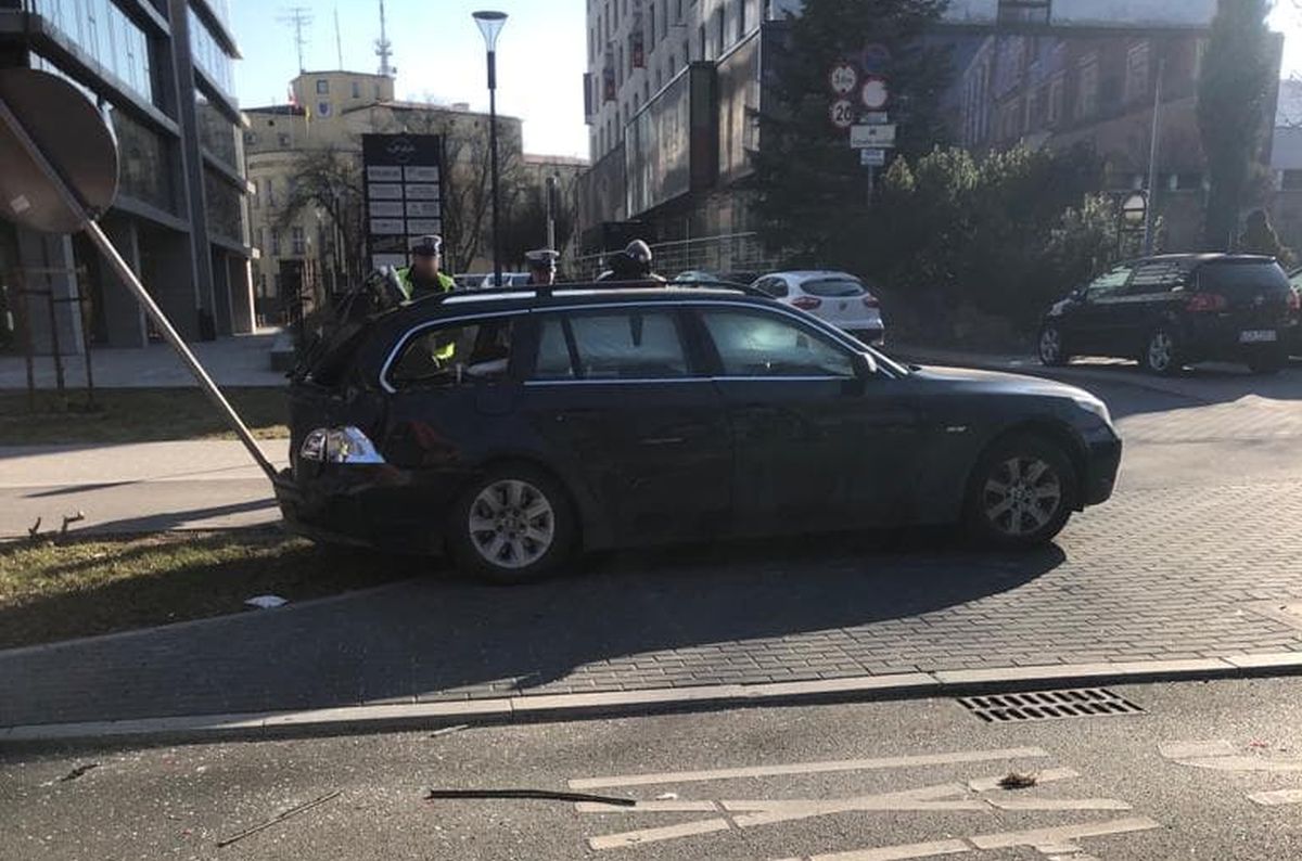 Z lewego pasa jezdni skręcał w prawo. BMW zderzyło się z jadącym buspasem autobusem (zdjęcia)