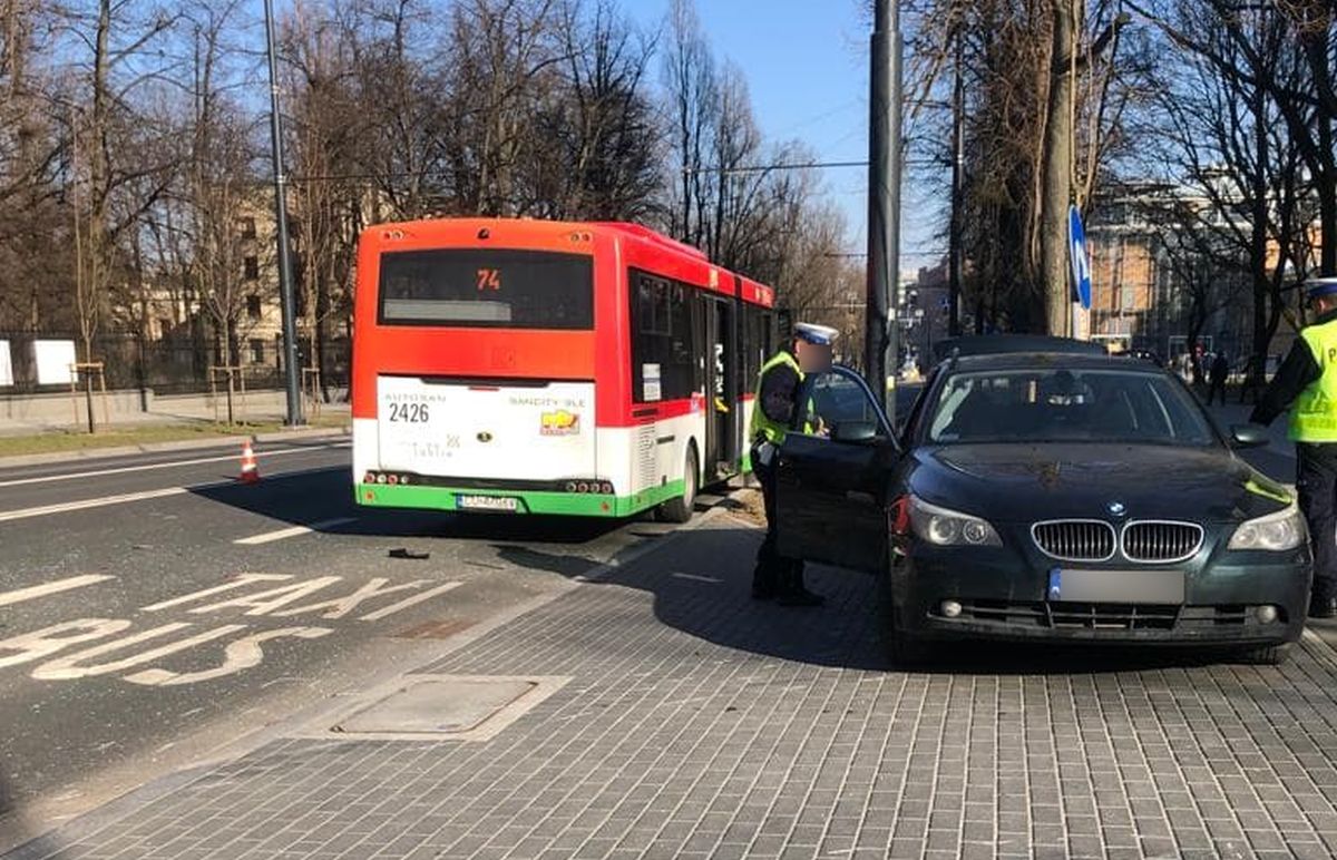 Z lewego pasa jezdni skręcał w prawo. BMW zderzyło się z jadącym buspasem autobusem (zdjęcia)