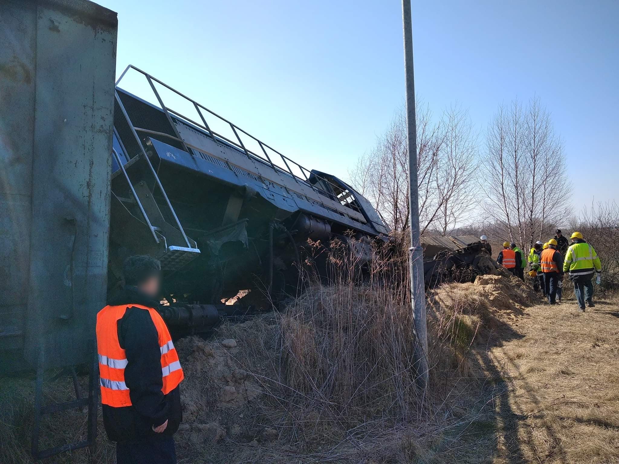 Pociąg wypadł z szyn. Jedna osoba odniosła obrażenia ciała (zdjęcia)