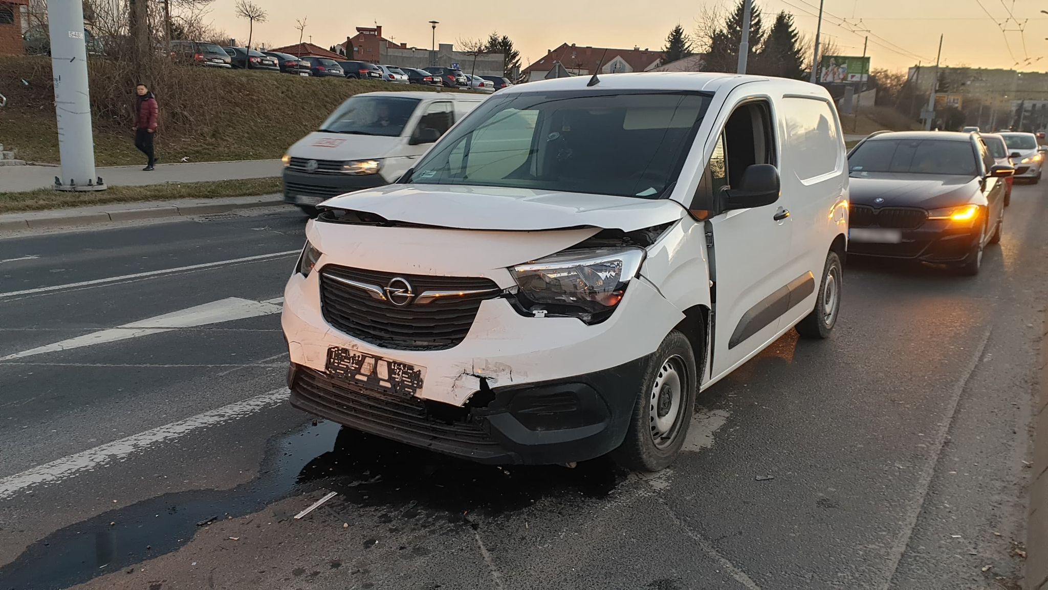 Wjechał w stojące przed skrzyżowaniem auto. Kierowca opla był pijany (zdjęcia)