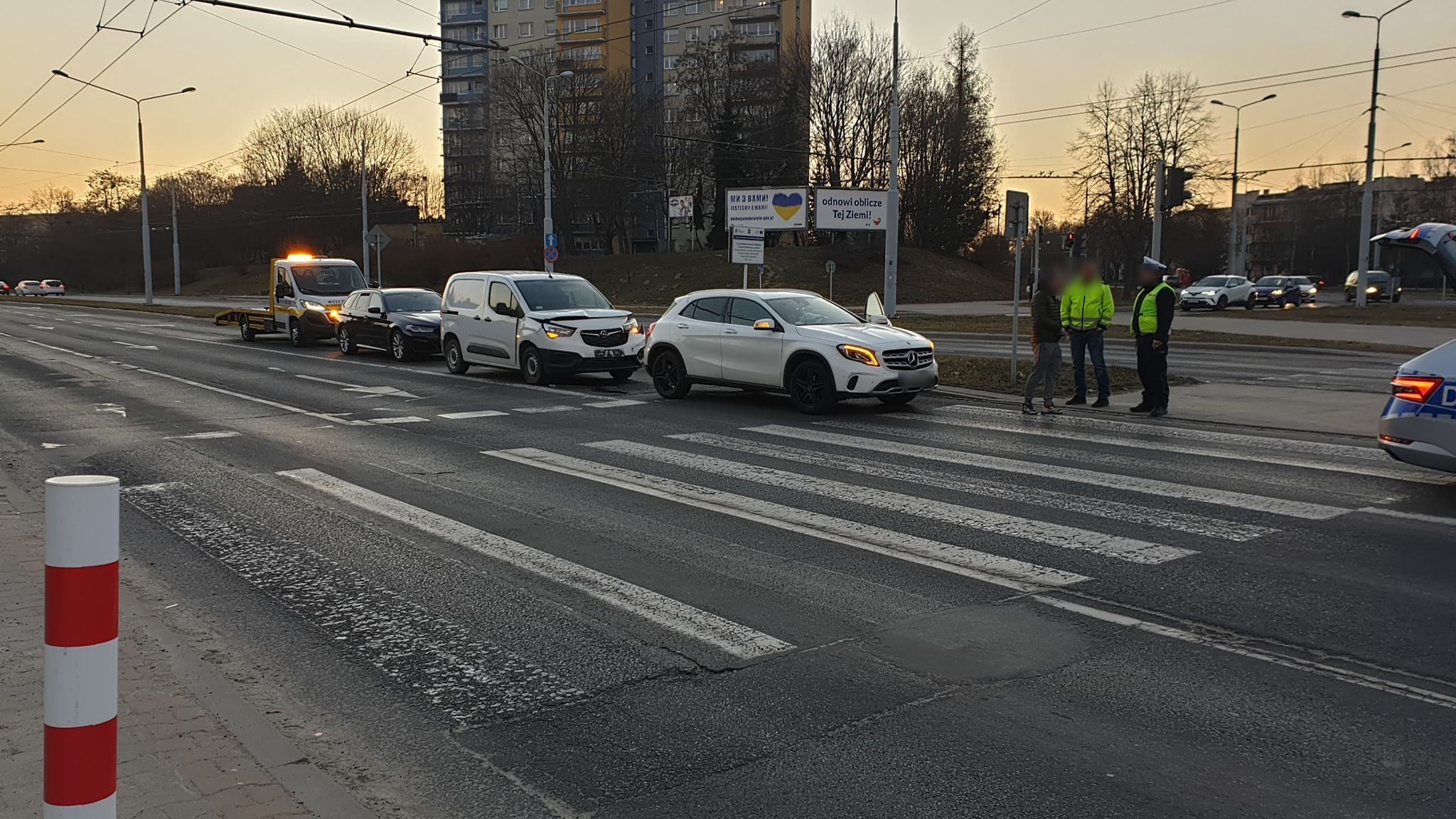 Wjechał w stojące przed skrzyżowaniem auto. Kierowca opla był pijany (zdjęcia)