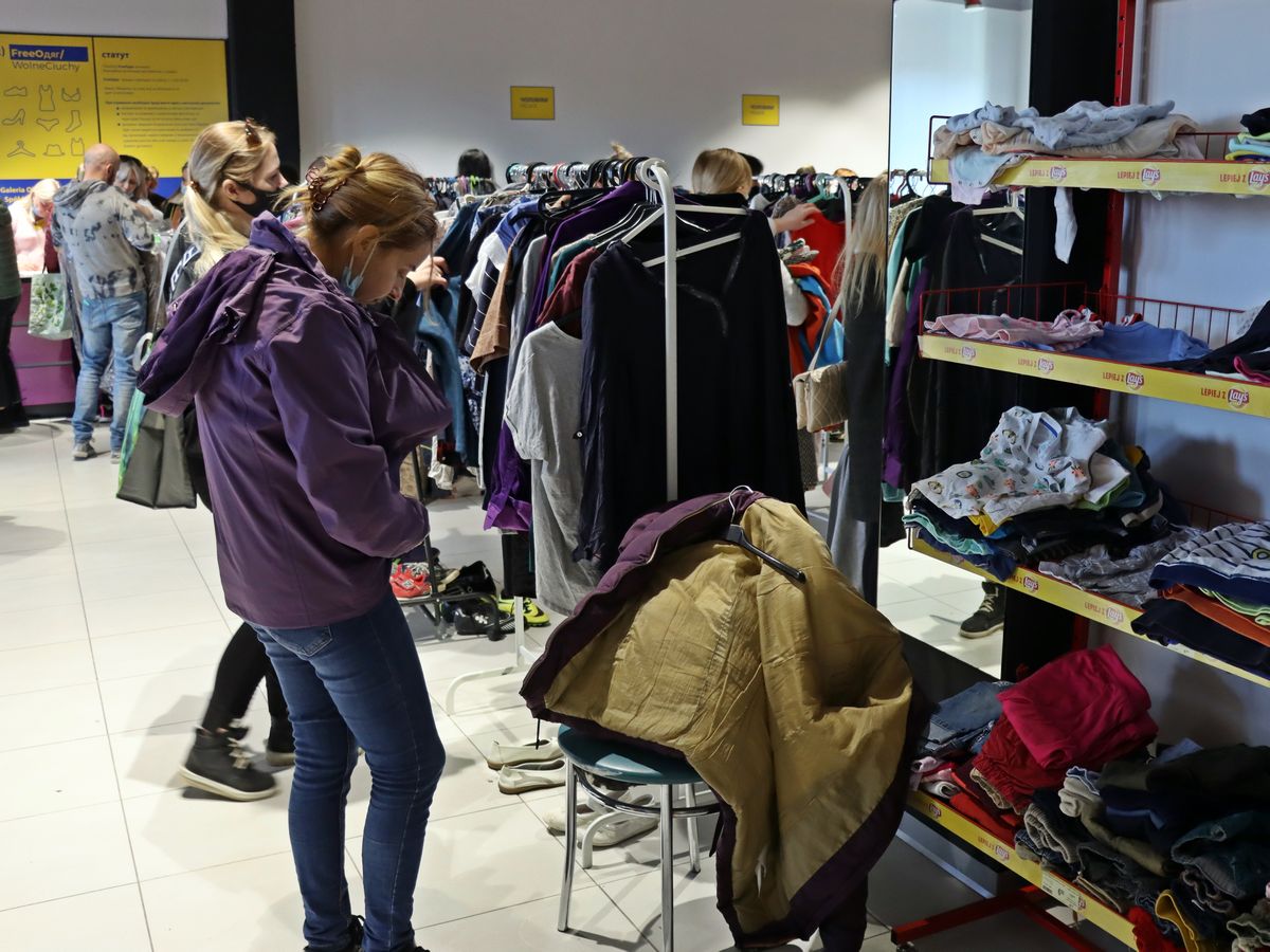 W galerii handlowej powstał „sklep” dla uchodźców z Ukrainy. Po okazaniu paszportu nie trzeba płacić za towar (zdjęcia)