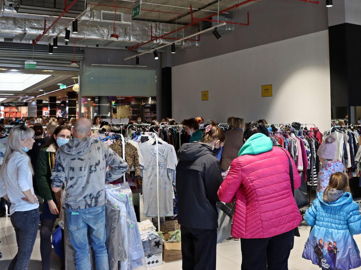 W galerii handlowej powstał „sklep” dla uchodźców z Ukrainy. Po okazaniu paszportu nie trzeba płacić za towar (zdjęcia)