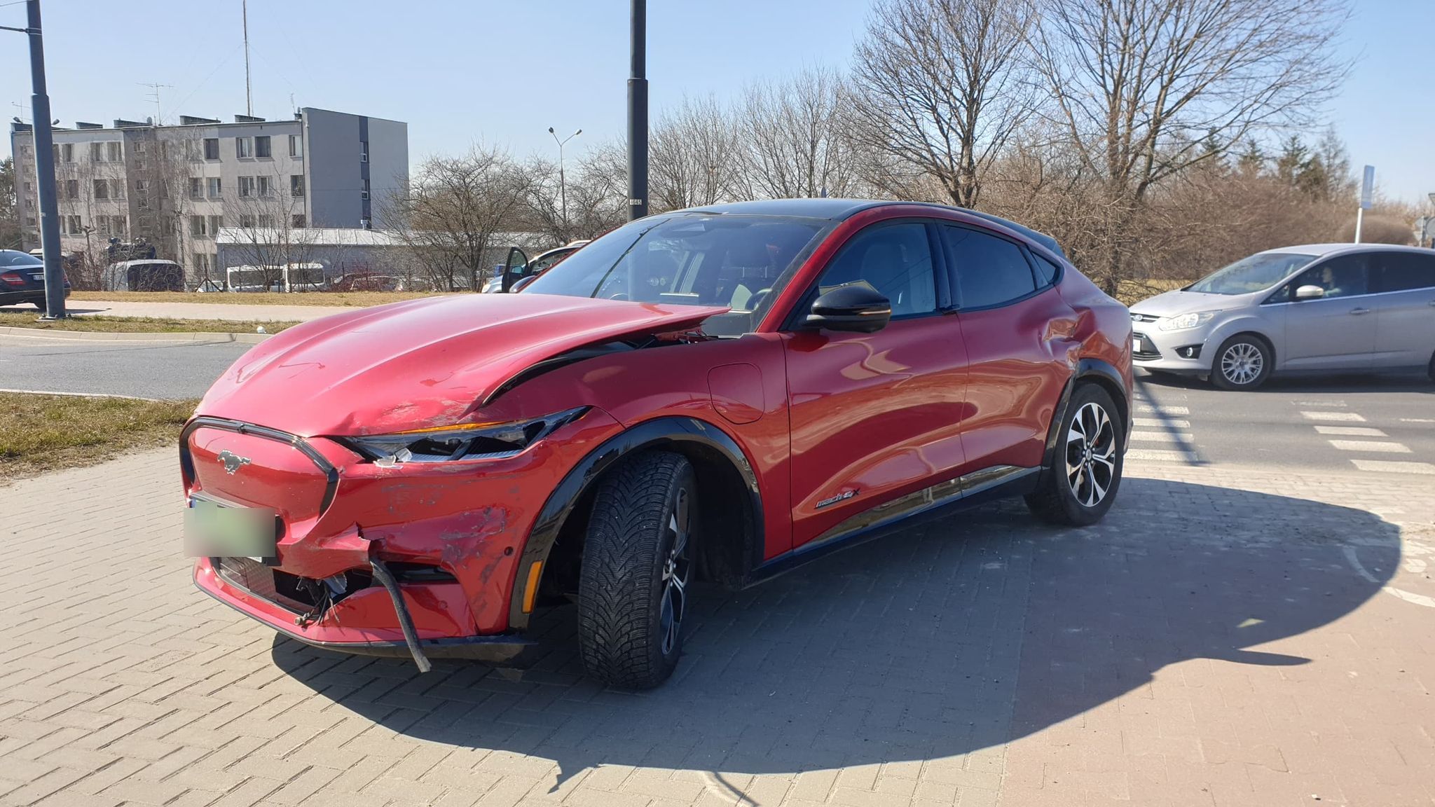 Mustang zderzył się z volkswagenem. Jeden z kierowców nie ustąpił pierwszeństwa przejazdu (zdjęcia)