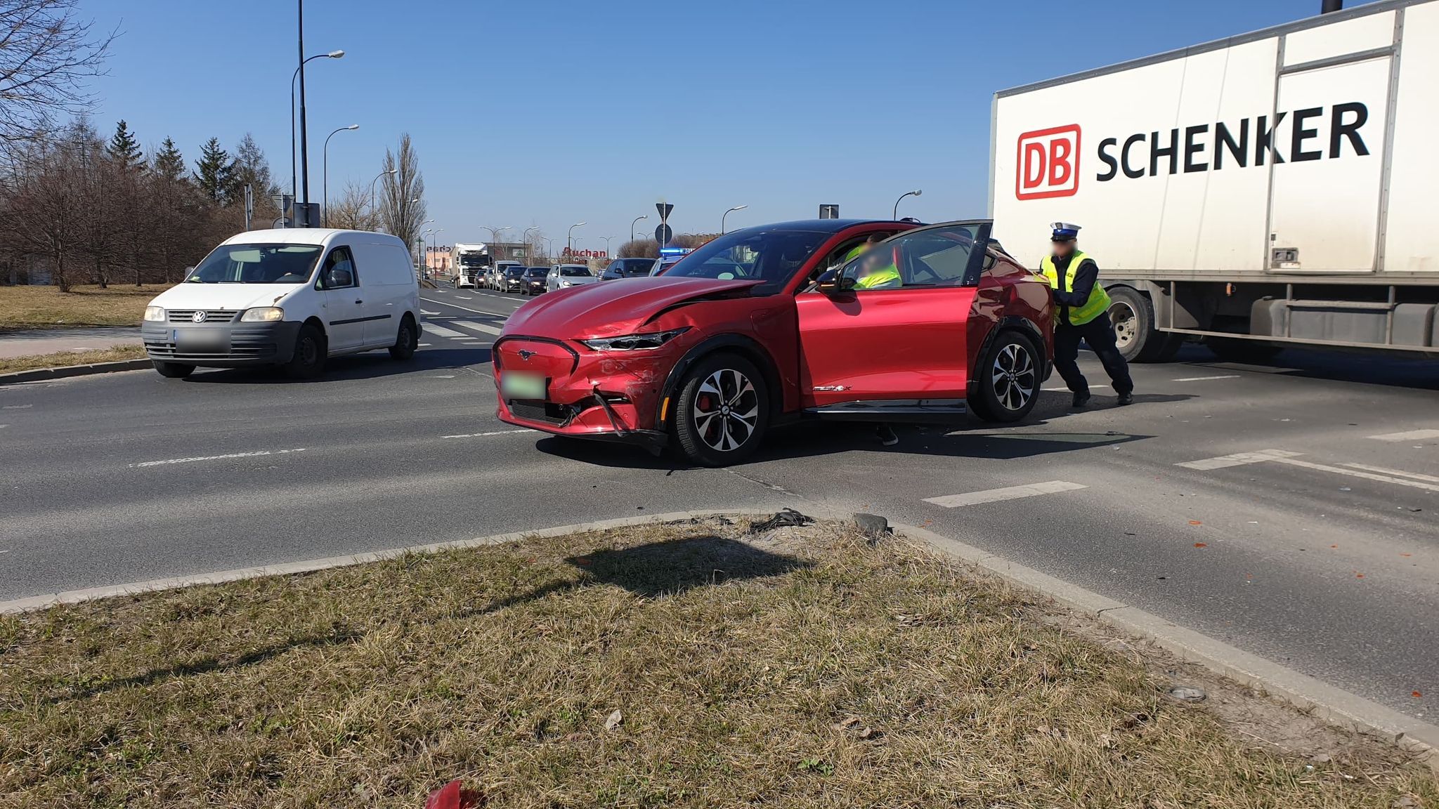 Mustang zderzył się z volkswagenem. Jeden z kierowców nie ustąpił pierwszeństwa przejazdu (zdjęcia)