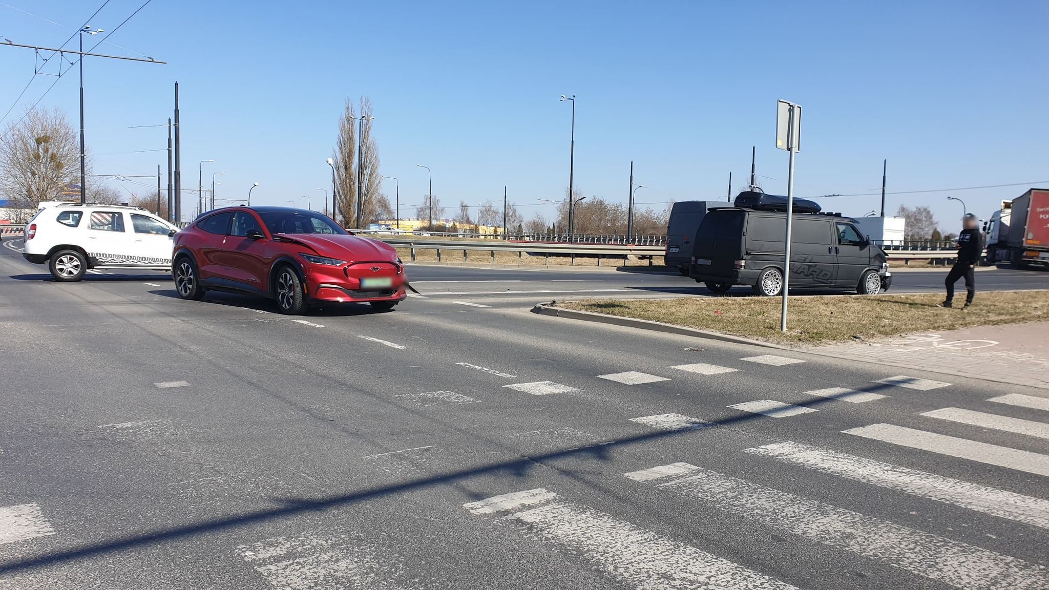 Mustang zderzył się z volkswagenem. Jeden z kierowców nie ustąpił pierwszeństwa przejazdu (zdjęcia)