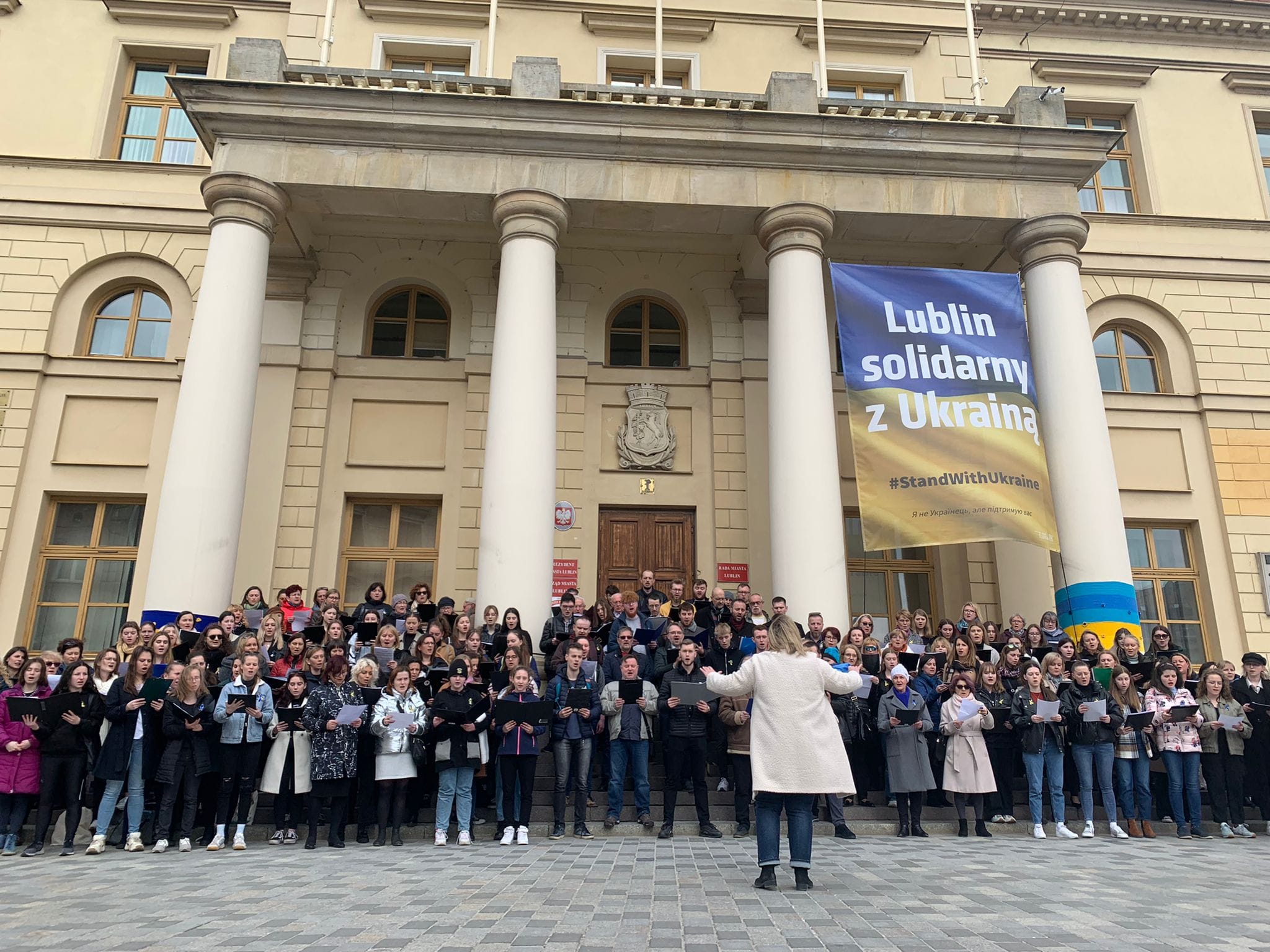 12 chórów stworzyło jeden wielki zespół śpiewaczy. Śpiewem apelowali o pokój na Ukrainie (zdjęcia)