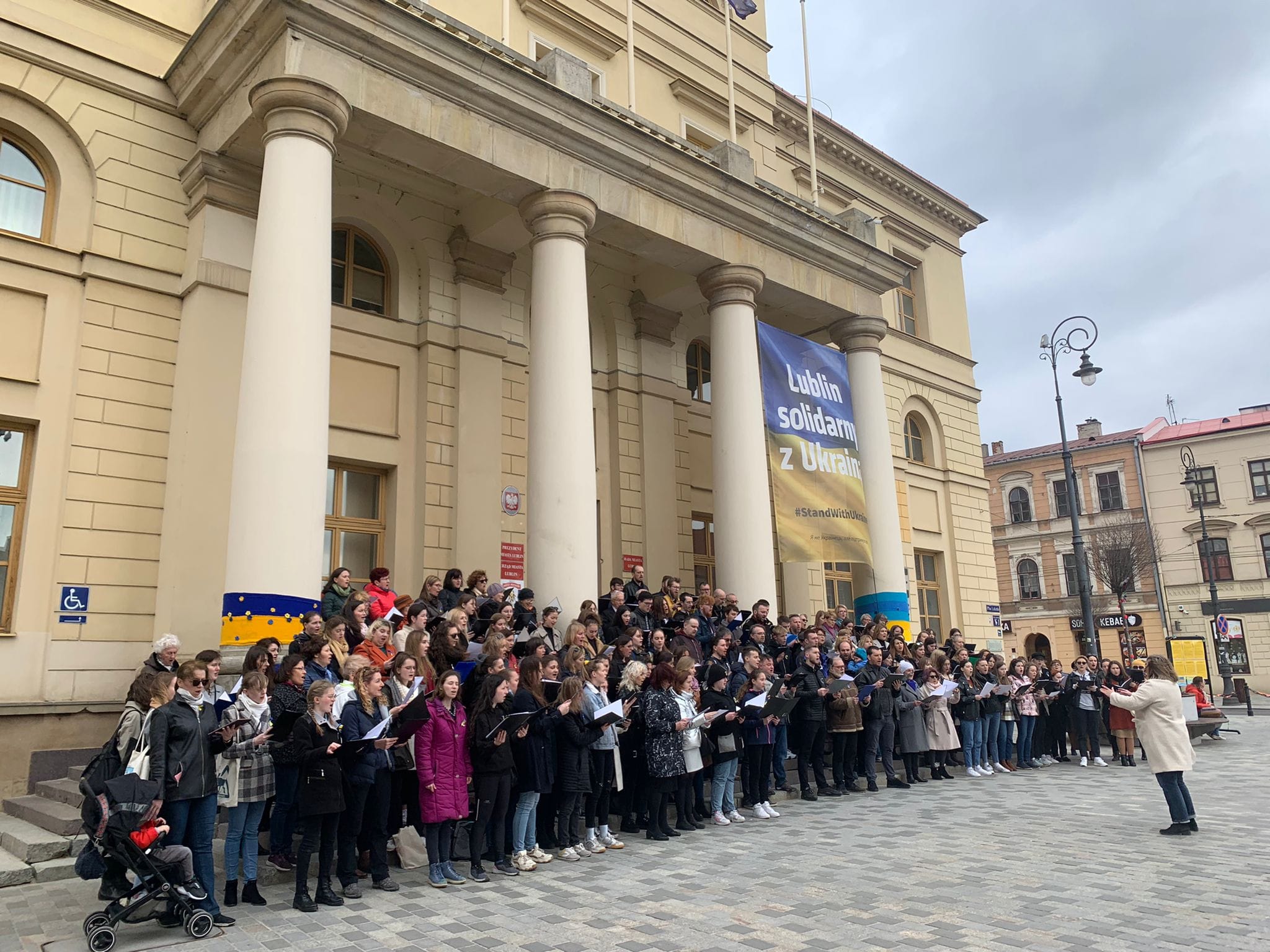 12 chórów stworzyło jeden wielki zespół śpiewaczy. Śpiewem apelowali o pokój na Ukrainie (zdjęcia)