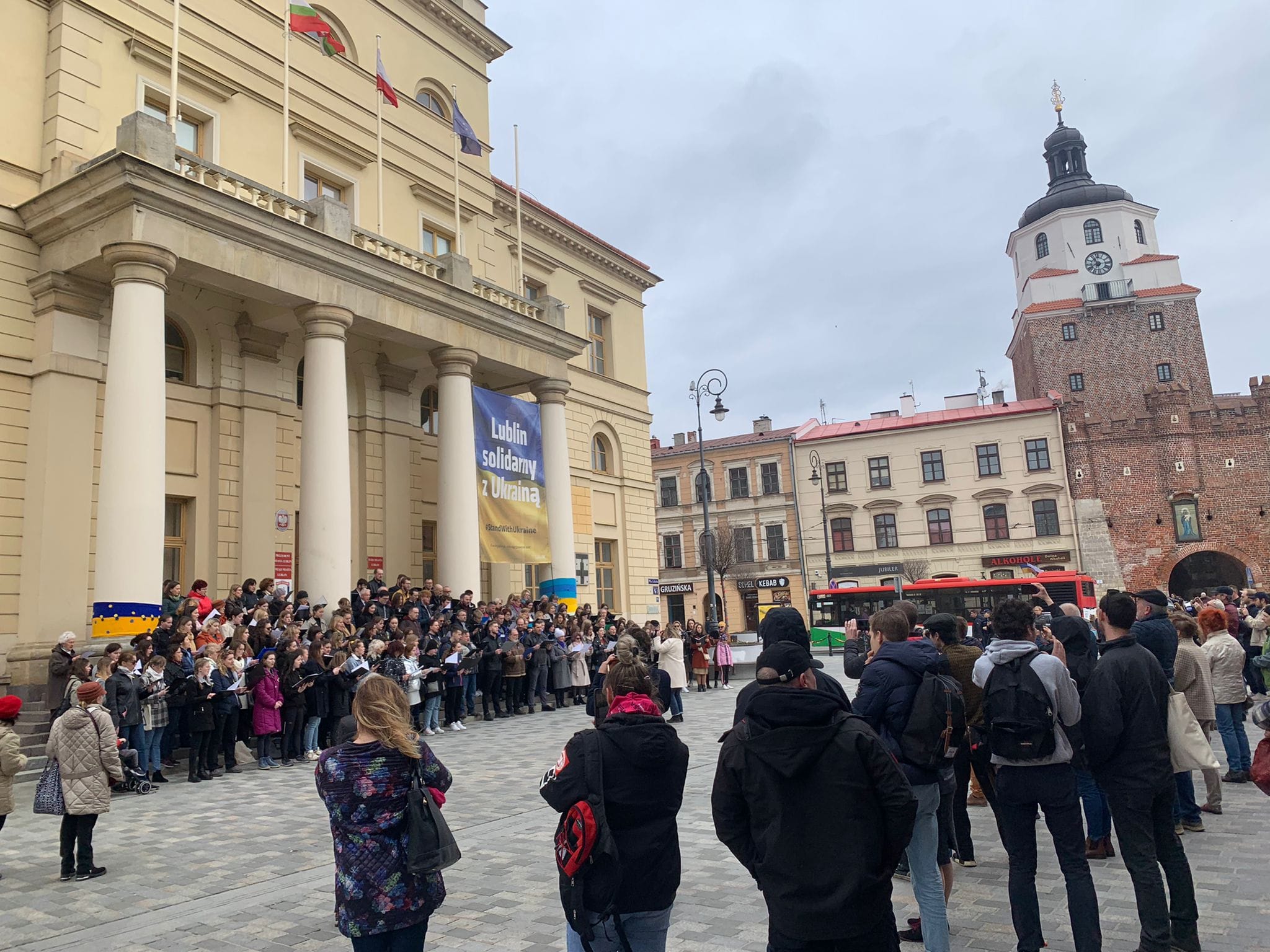 12 chórów stworzyło jeden wielki zespół śpiewaczy. Śpiewem apelowali o pokój na Ukrainie (zdjęcia)