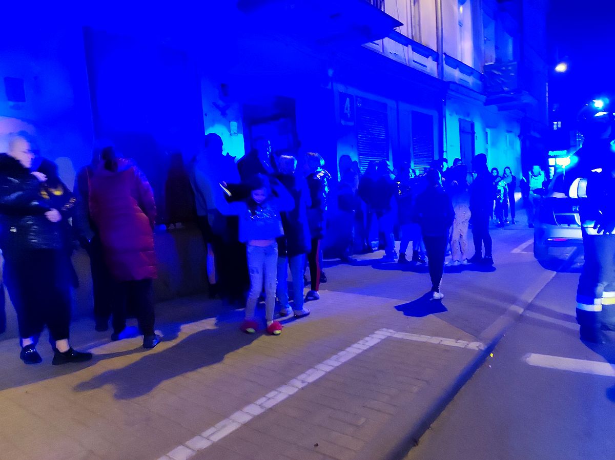 Ewakuowani z kamienicy, w której doszło do wybuchu gazu, nie mogli wrócić do swoich mieszkań (zdjęcia)