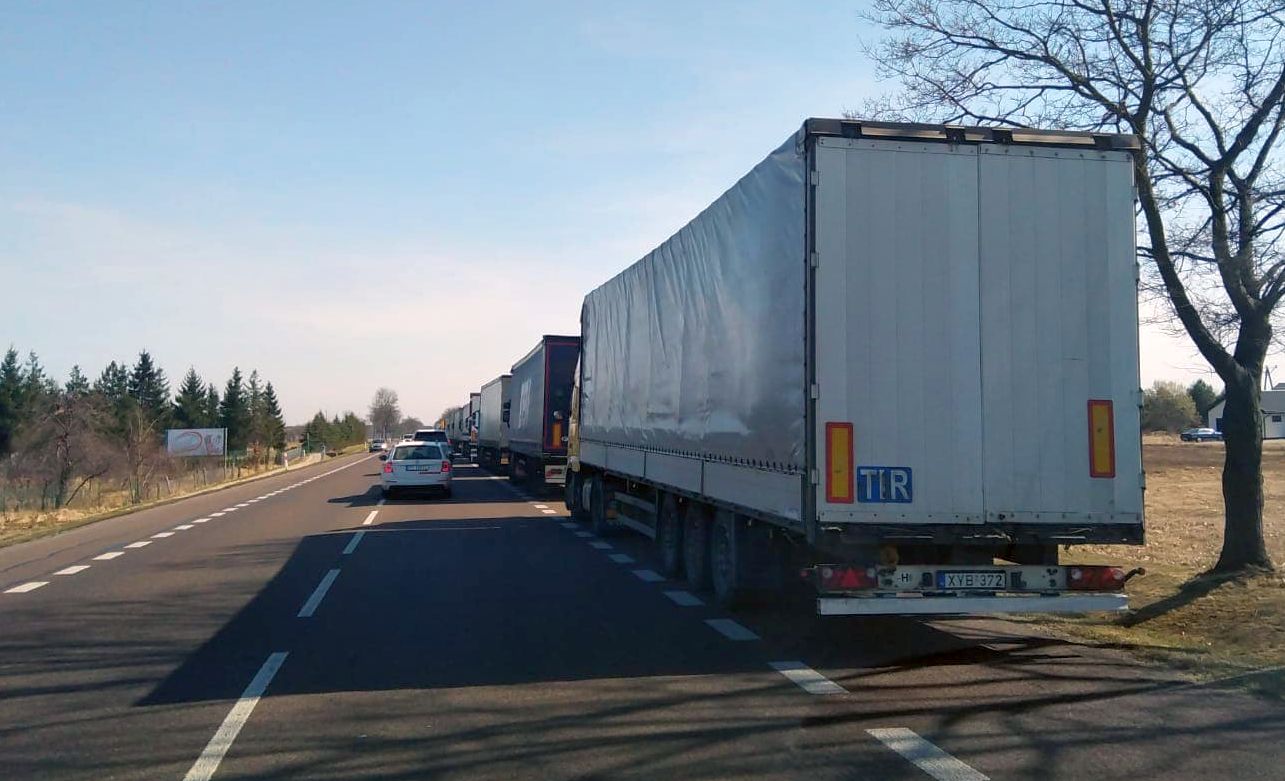 W 40 km kolejce stoi ponad 1200 ciężarówek. Kierowcy czekają przed granicą dwie doby (zdjęcia)