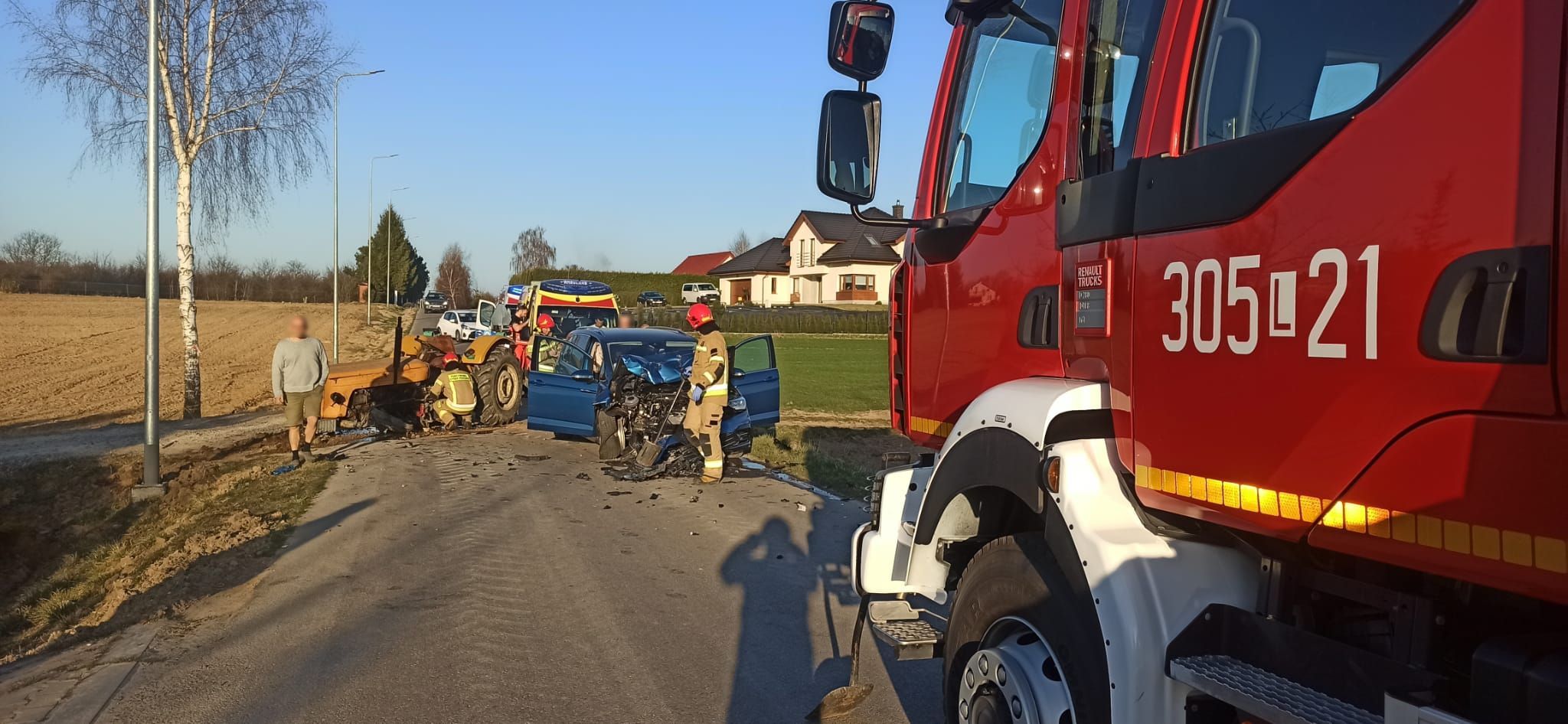Kompletnie pijany traktorzysta wyjechał z drogi gruntowej wprost przed volkswagena.  Trzy osoby zostały poszkodowane (zdjęcia)