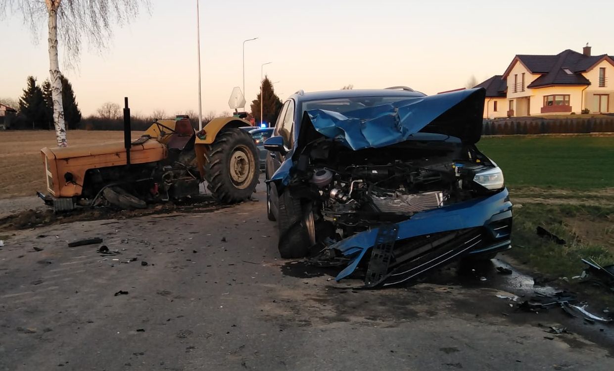 Kompletnie pijany traktorzysta wyjechał z drogi gruntowej wprost przed volkswagena.  Trzy osoby zostały poszkodowane (zdjęcia)