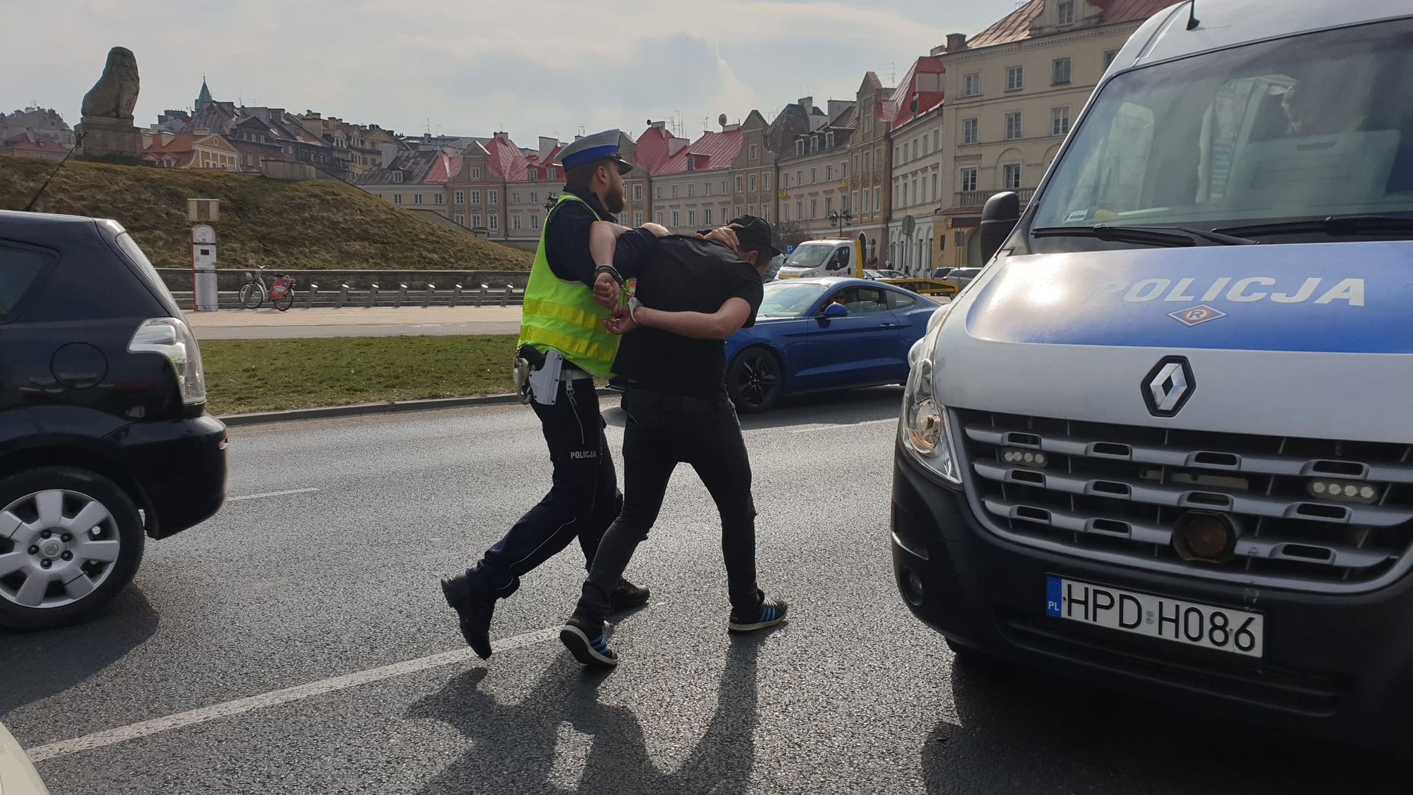 Kierowca Bolta zaatakował policjanta. Twierdził, że jest migrantem i nie odpowiada za kolizję (zdjęcia)
