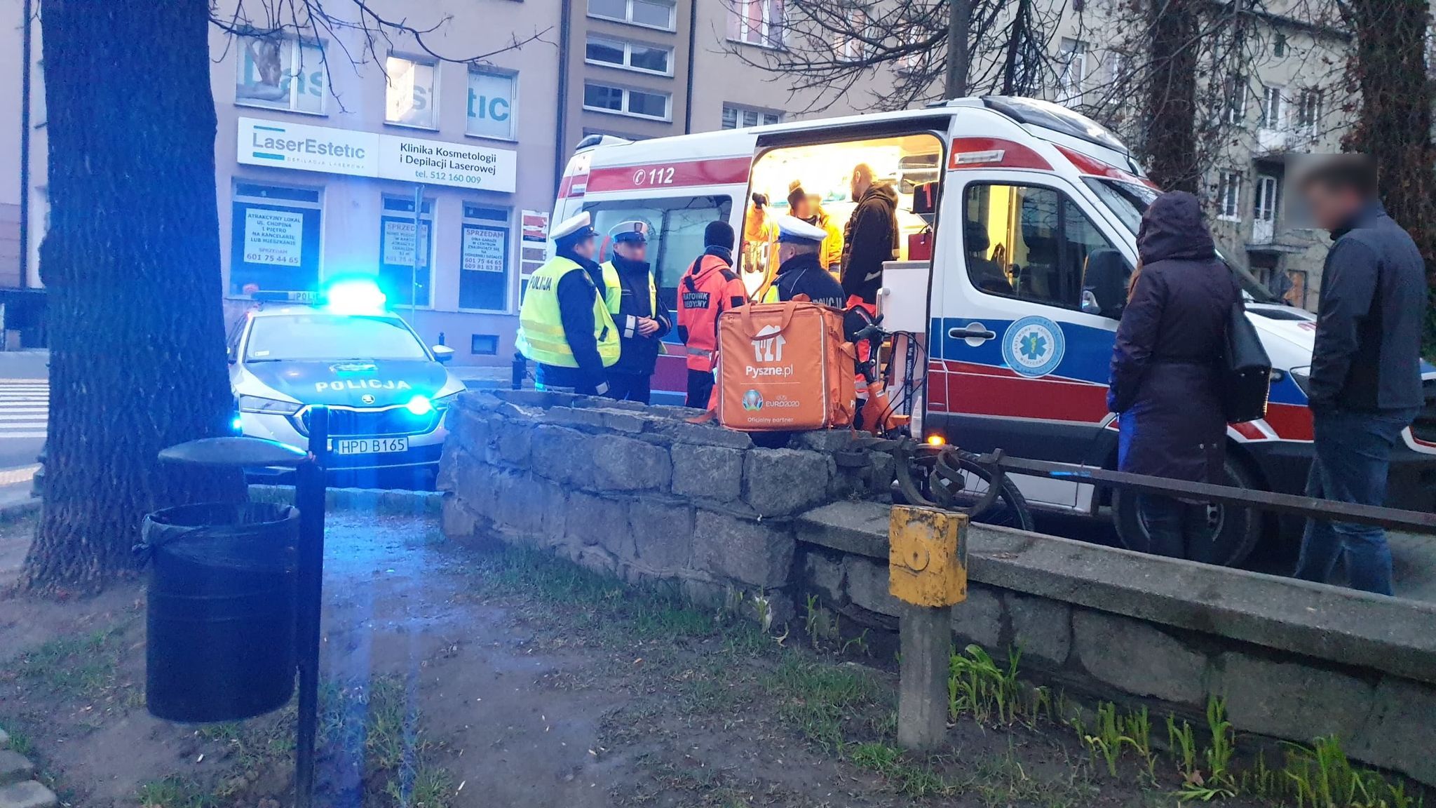 Rowerzysta nie zwracał uwagi na światła. Został potrącony przez toyotę (zdjęcia)