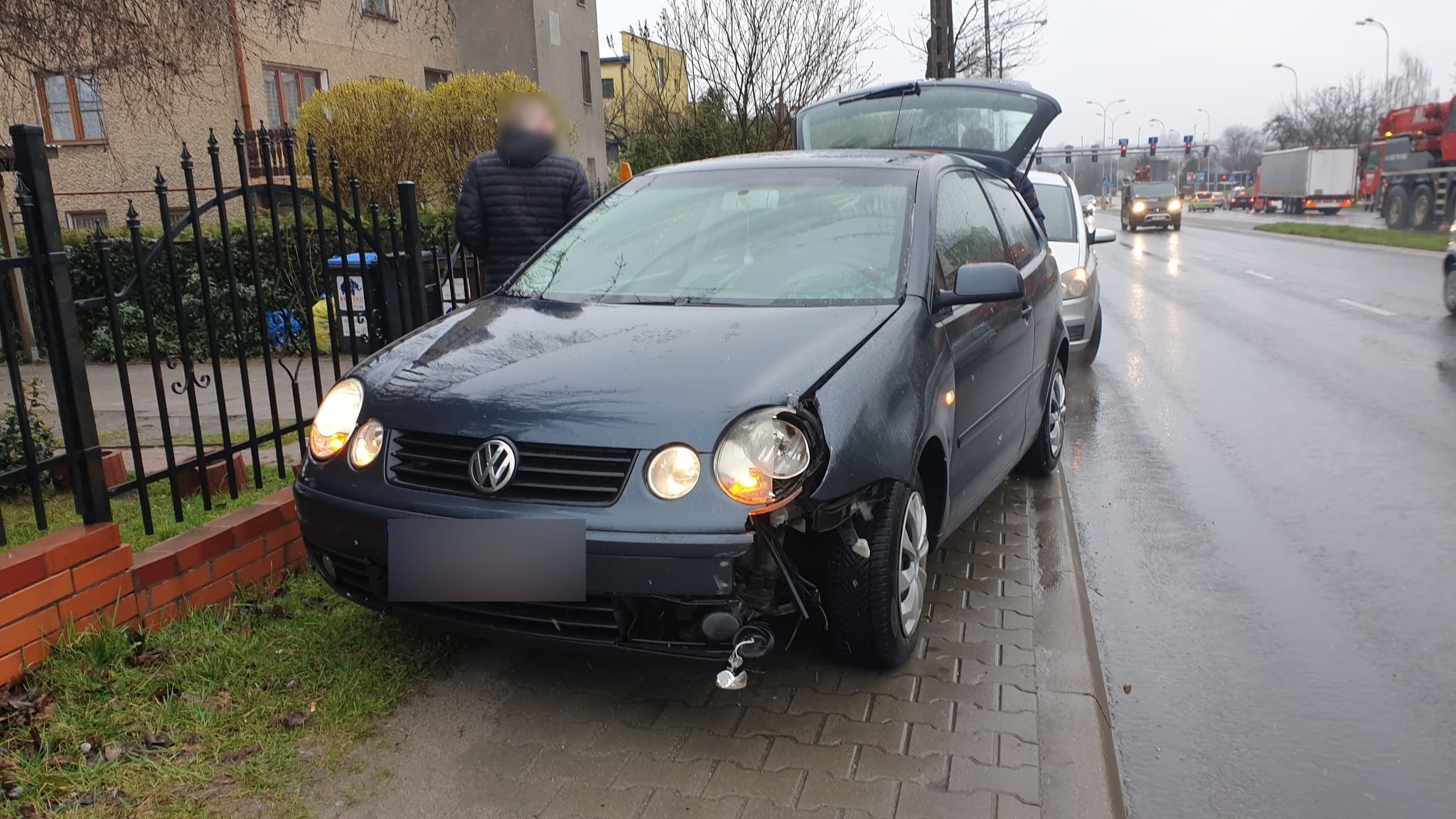 Na skrzyżowaniu stracił panowanie nad pojazdem.  Volkswagen uderzył w znak, posypały się plastiki (zdjęcia)