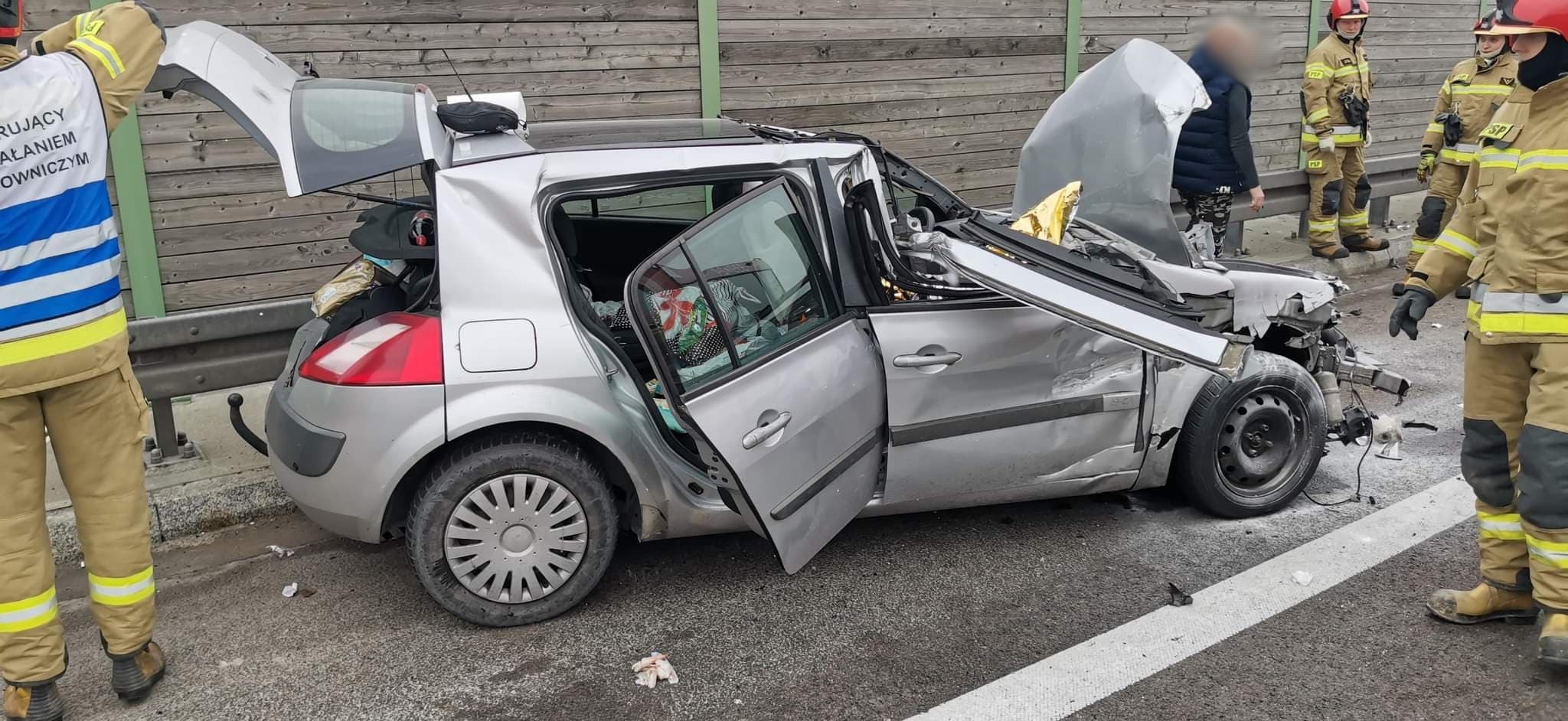 Groźny wypadek na trasie Lublin – Warszawa. Pojazd osobowy uderzył w naczepę ciężarówki (zdjęcia, wideo)