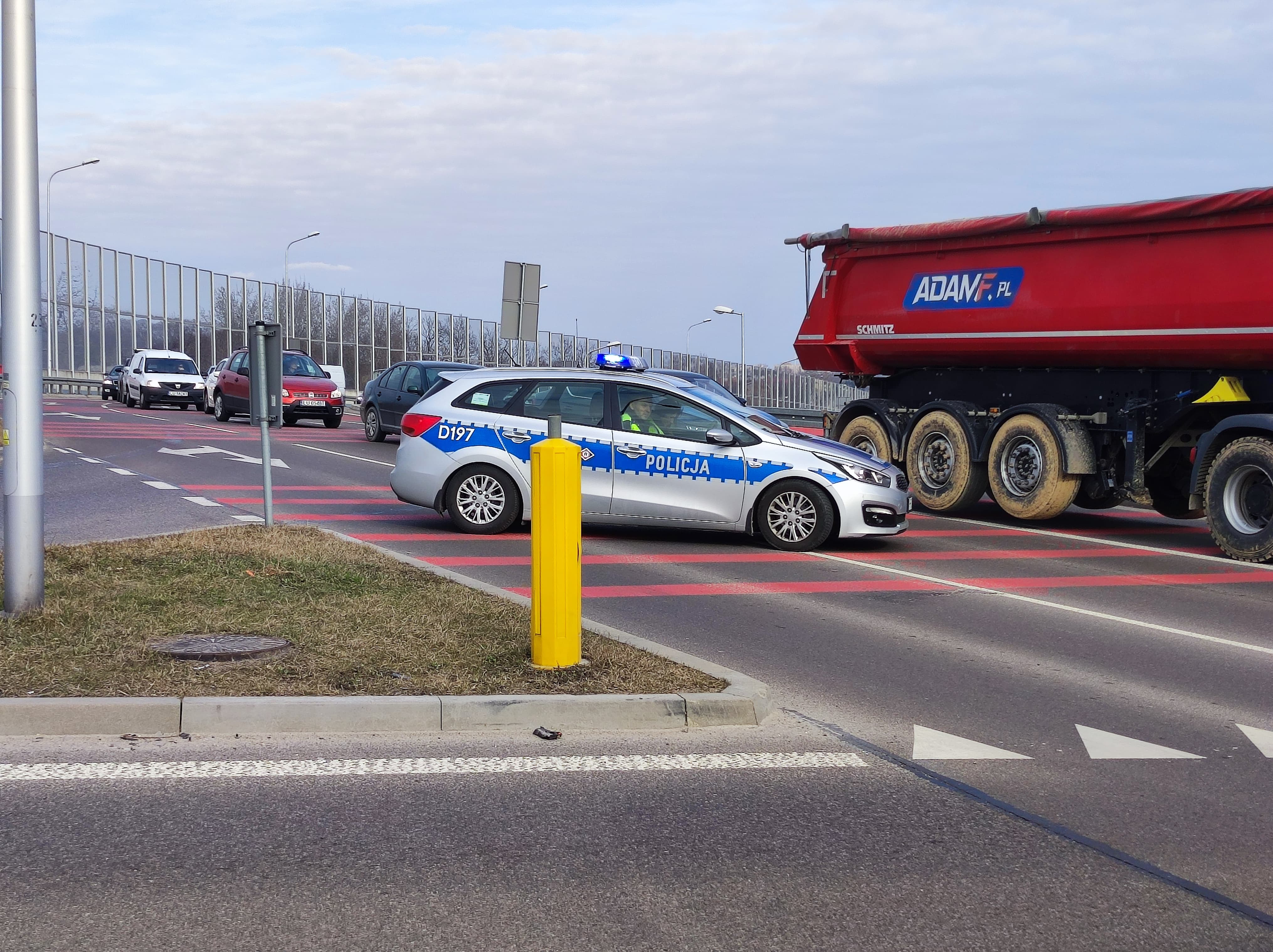 Zderzenie pojazdów na rondzie 100-lecia KUL. Dwa auta rozbite, wszyscy cali (zdjęcia)