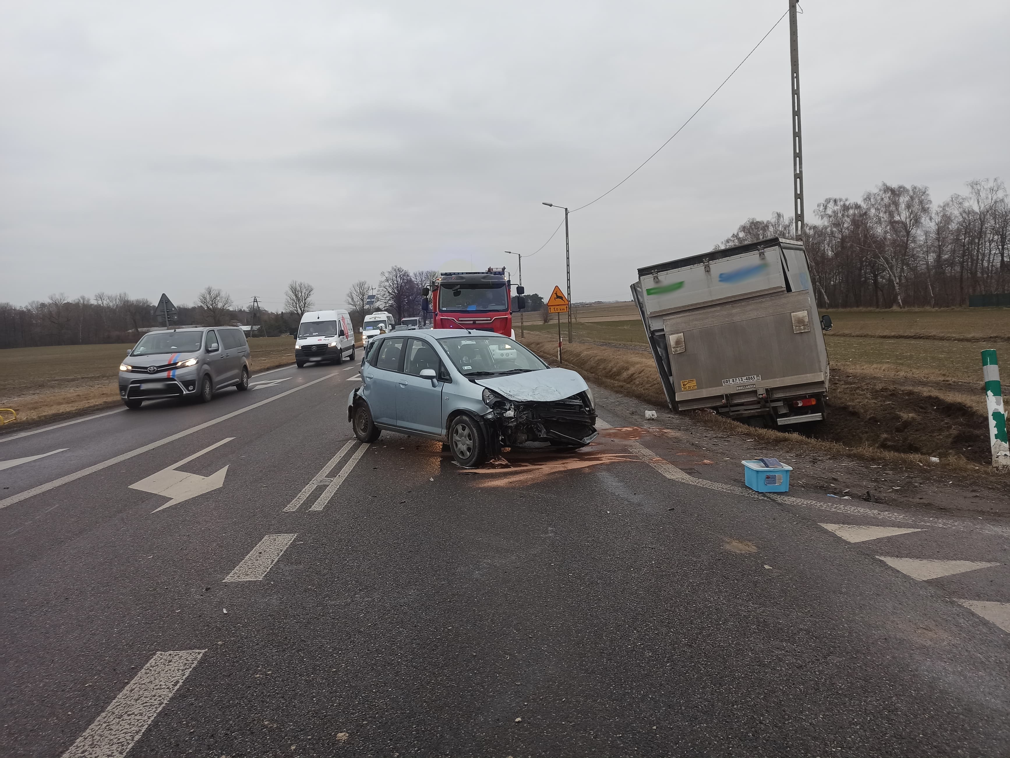 Zderzenie pojazdu osobowego z dostawczym na trasie Lublin – Kraśnik. Są utrudnienia z przejazdem (zdjęcia)