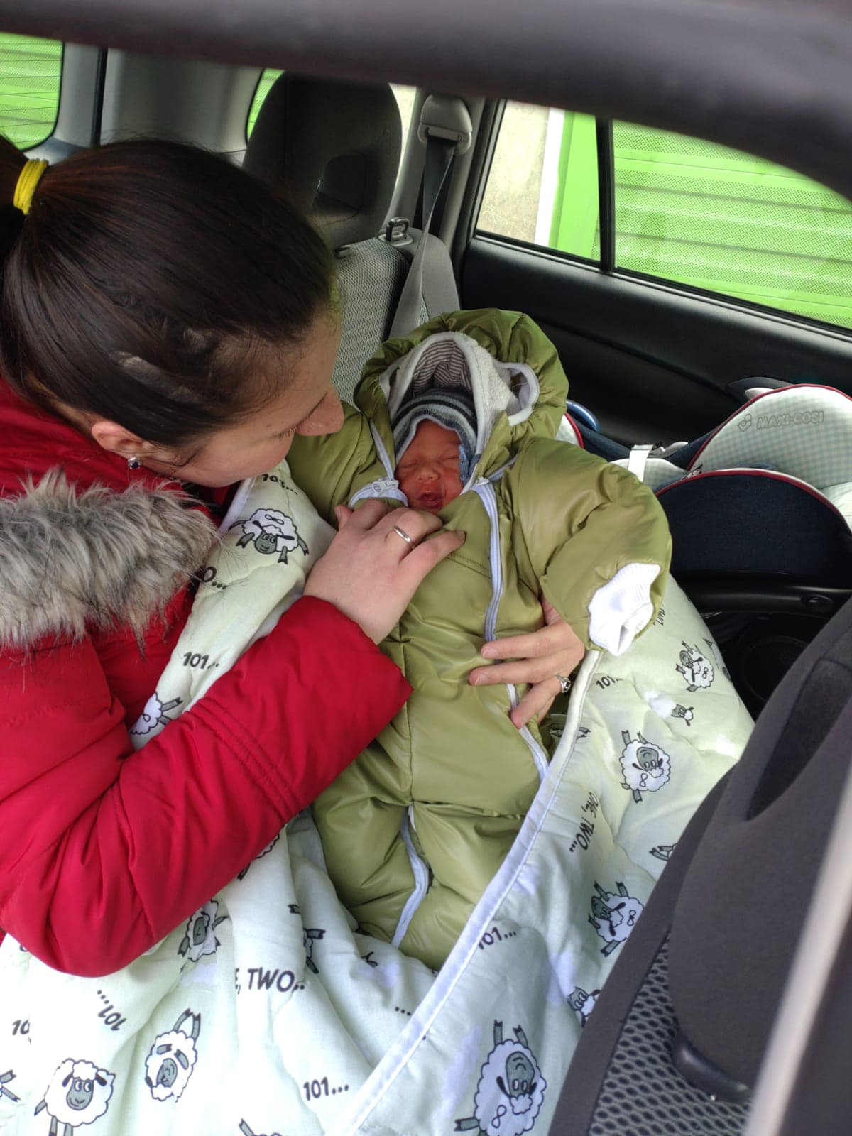 Uciekała przed wojną do Polski. Na granicy urodziła dziecko (zdjęcia)