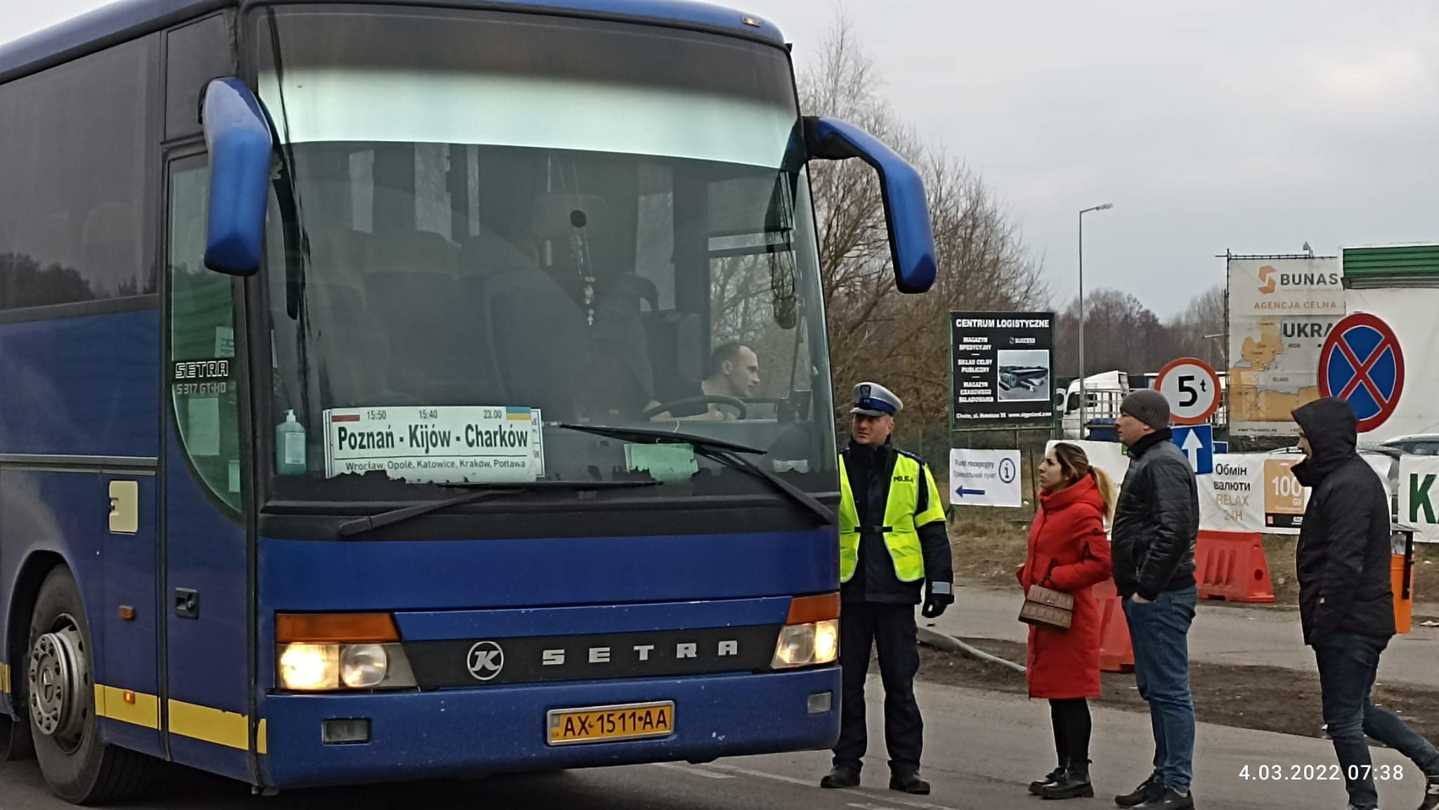 Uciekała przed wojną do Polski. Na granicy urodziła dziecko (zdjęcia)