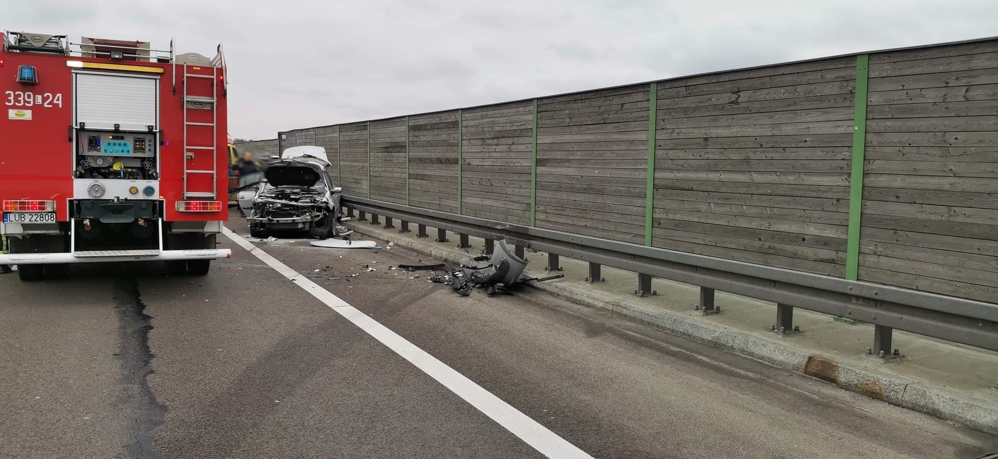 Groźny wypadek na trasie Lublin – Warszawa. Pojazd osobowy uderzył w naczepę ciężarówki (zdjęcia, wideo)