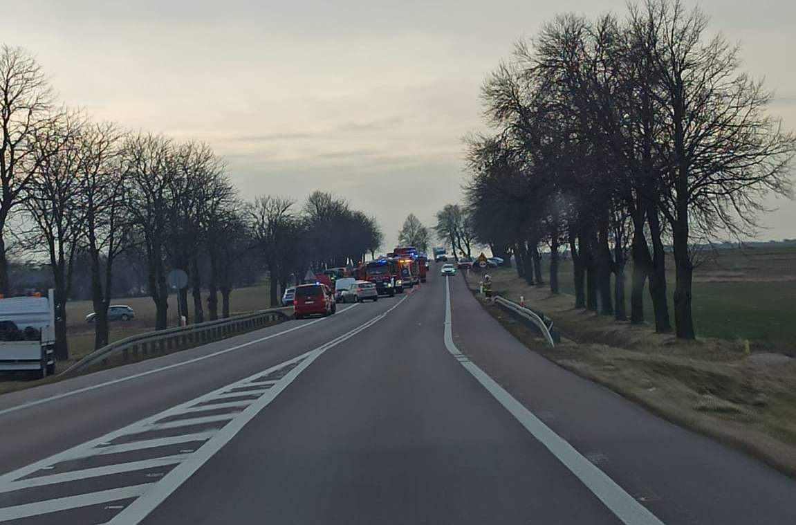 Autobus wypadł z drogi i przewrócił się na trasie Krasnystaw – Piaski. Trwa akcja ratunkowa (zdjęcia)