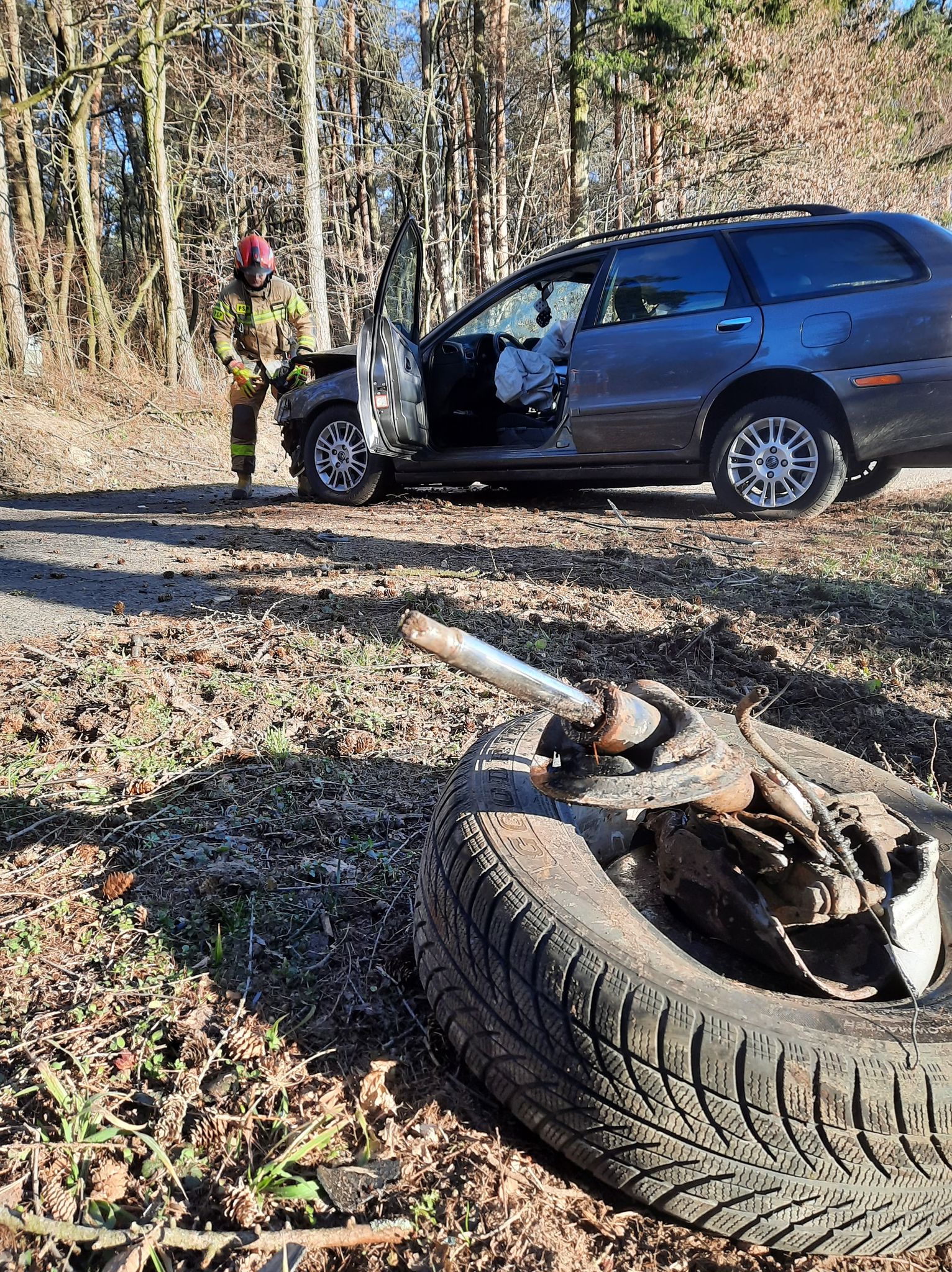 Volvo z impetem uderzyło w drzewo. Kierowca prawdopodobnie zasłabł w trakcie jazdy (zdjęcia)