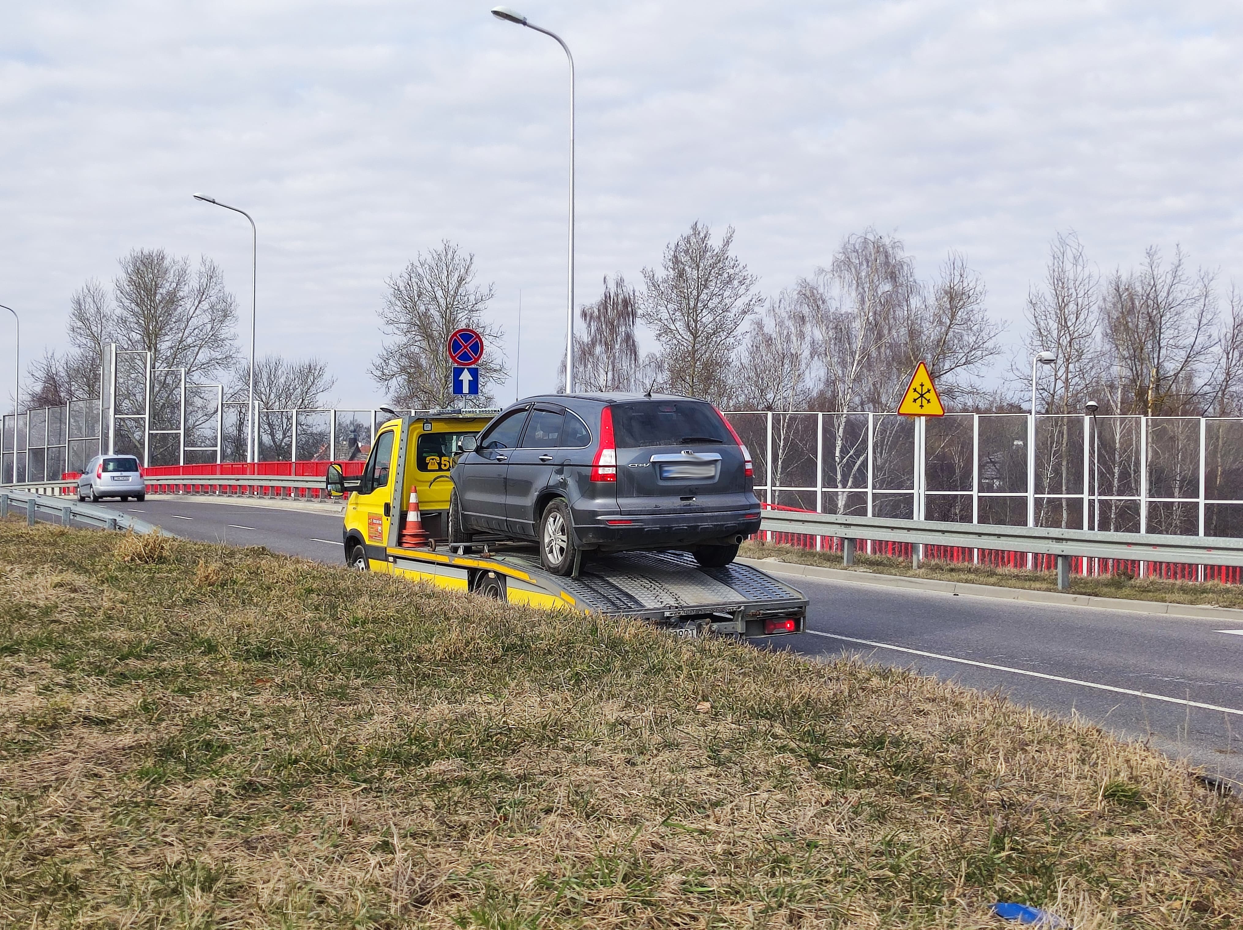 Zderzenie pojazdów na rondzie 100-lecia KUL. Dwa auta rozbite, wszyscy cali (zdjęcia)