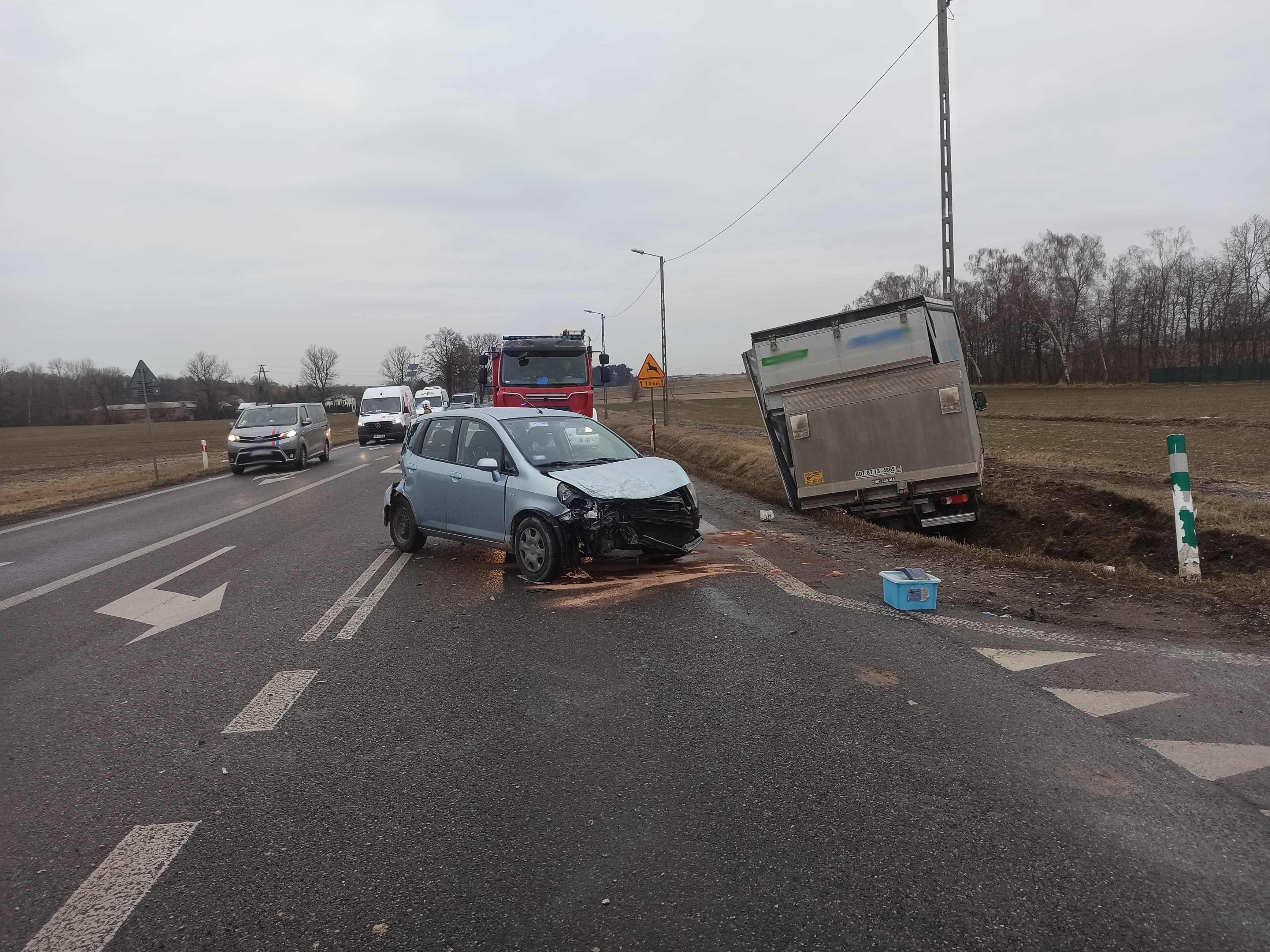 Zderzenie pojazdu osobowego z dostawczym na trasie Lublin – Kraśnik. Są utrudnienia z przejazdem (zdjęcia)