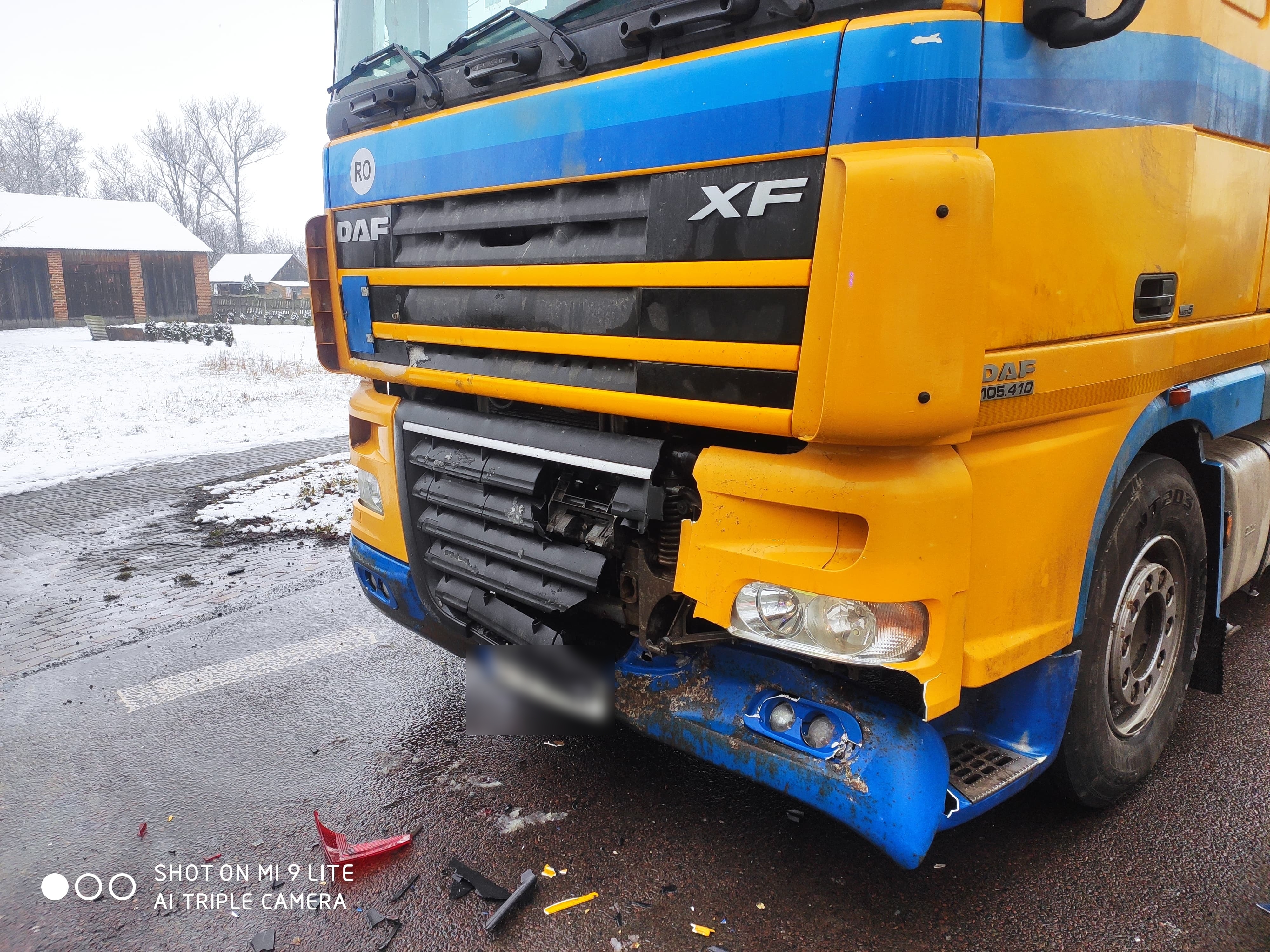Zderzenie trzech pojazdów, w tym dwóch ciężarówek, na trasie Lublin – Kraśnik (zdjęcia)