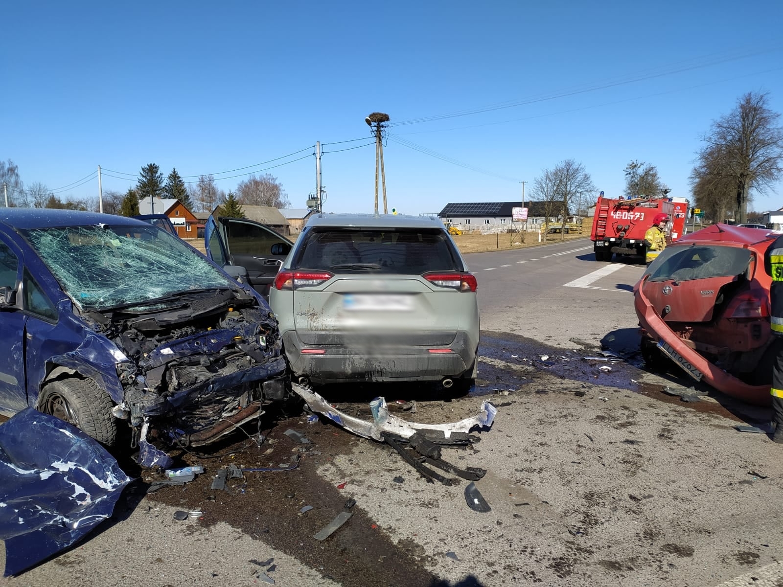 Wjechała na skrzyżowanie, zderzyła się z toyotą i oplem. Jedna osoba zginęła na miejscu (zdjęcia)