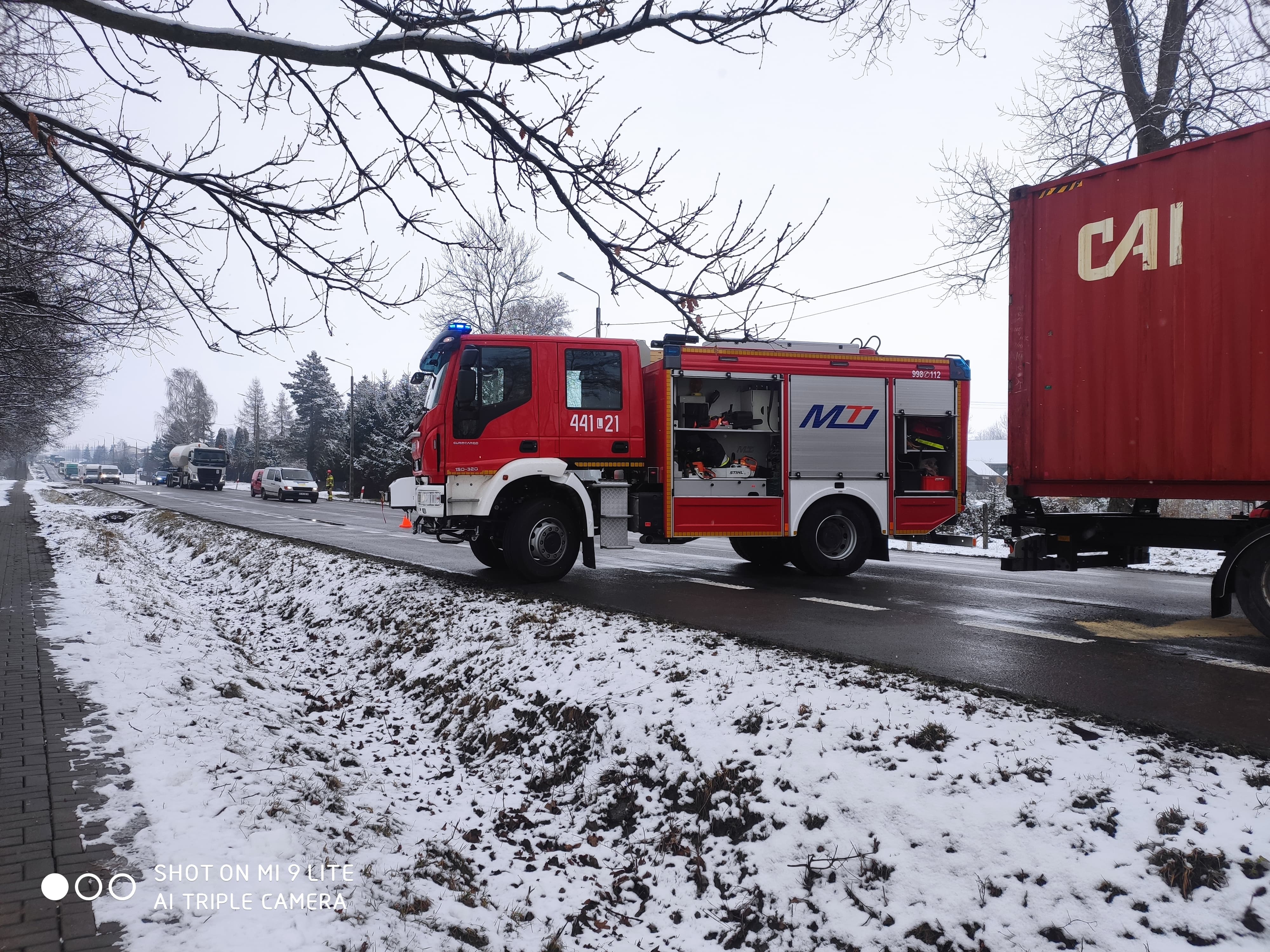 Zderzenie trzech pojazdów, w tym dwóch ciężarówek, na trasie Lublin – Kraśnik (zdjęcia)