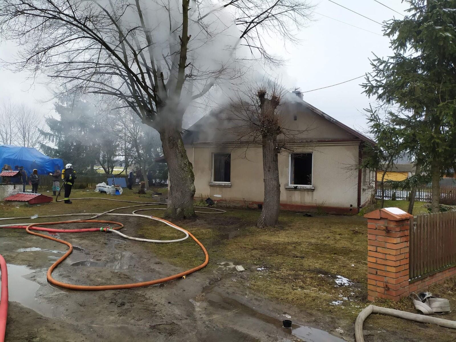 Strażacy walczyli z pożarem budynku mieszkalnego (zdjęcia)
