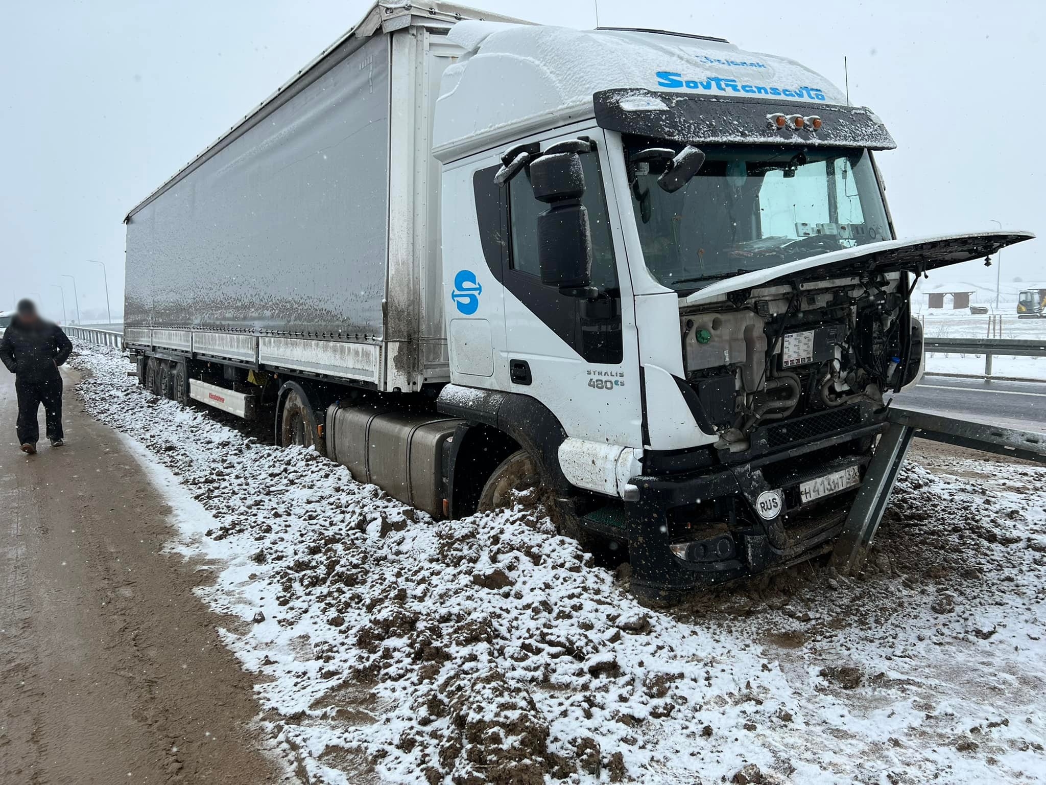 Rosyjska ciężarówka uderzyła w bariery energochłonne na drodze S19 (zdjęcia)