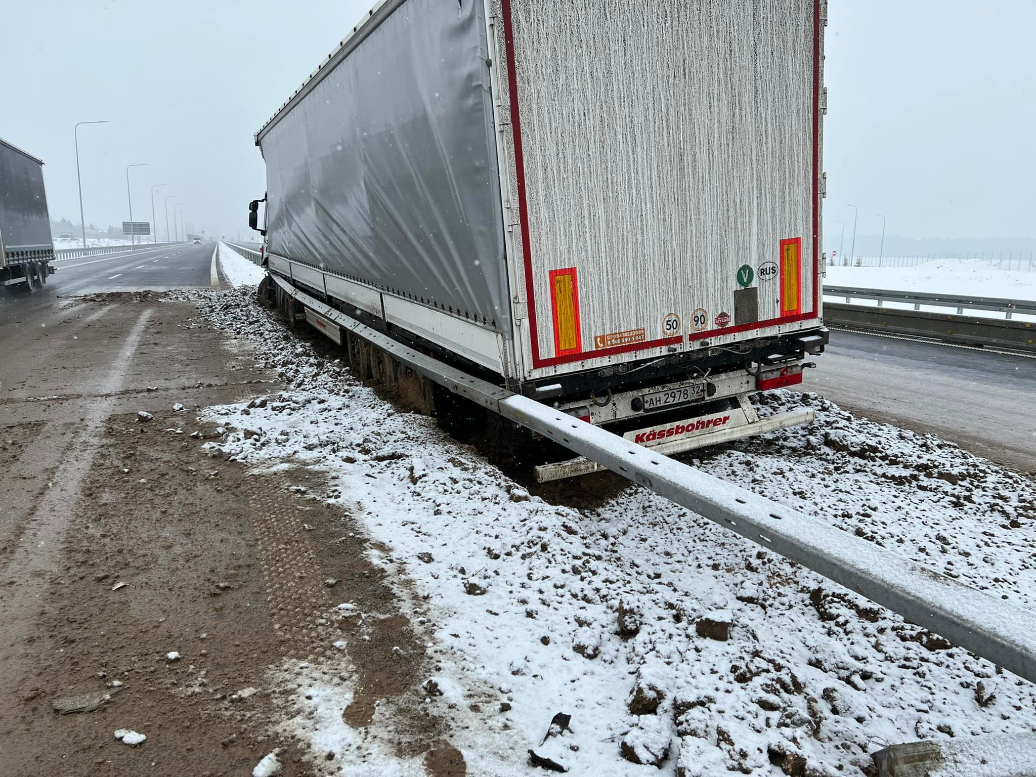 Rosyjska ciężarówka uderzyła w bariery energochłonne na drodze S19 (zdjęcia)