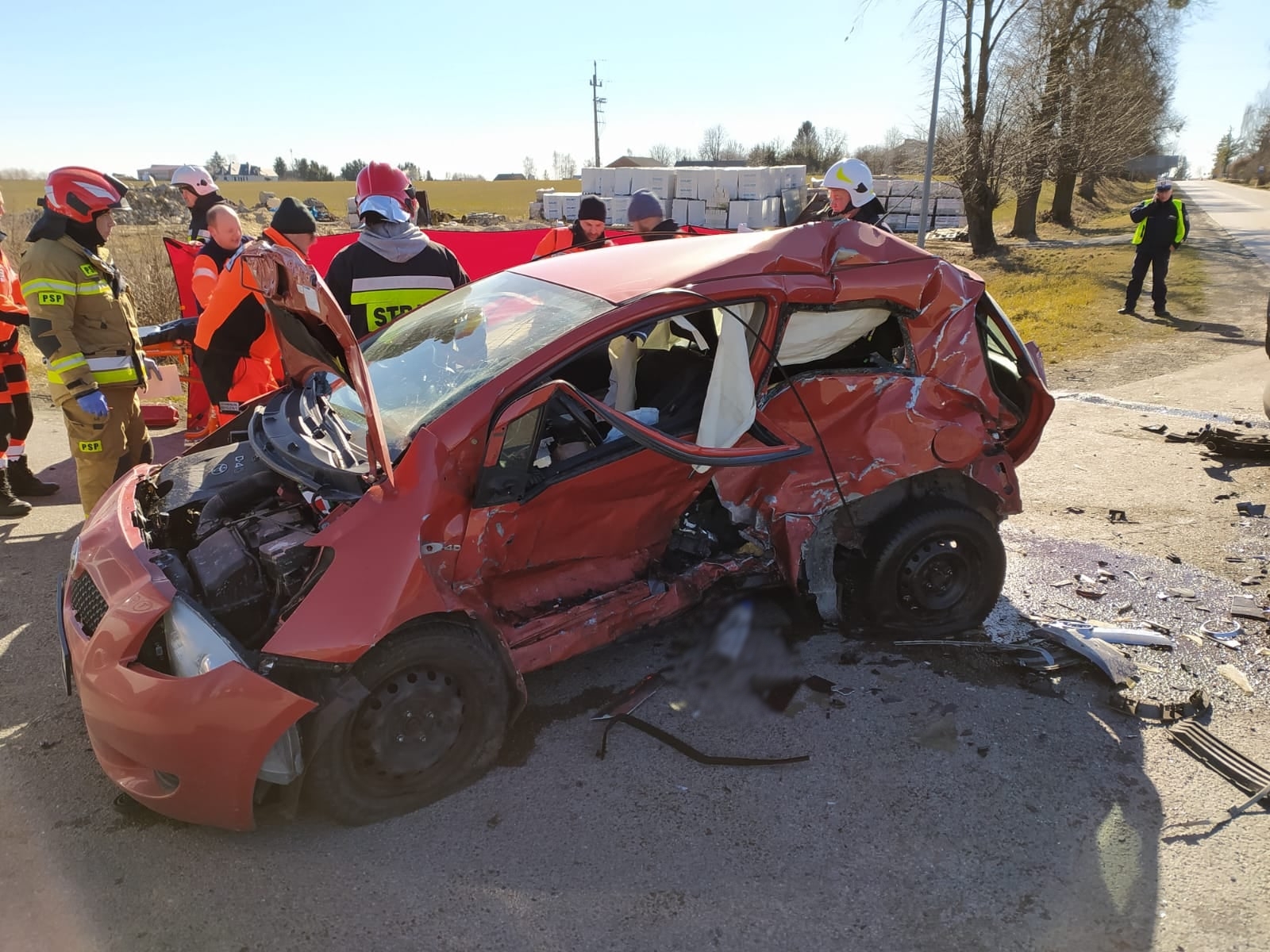 Wjechała na skrzyżowanie, zderzyła się z toyotą i oplem. Jedna osoba zginęła na miejscu (zdjęcia)