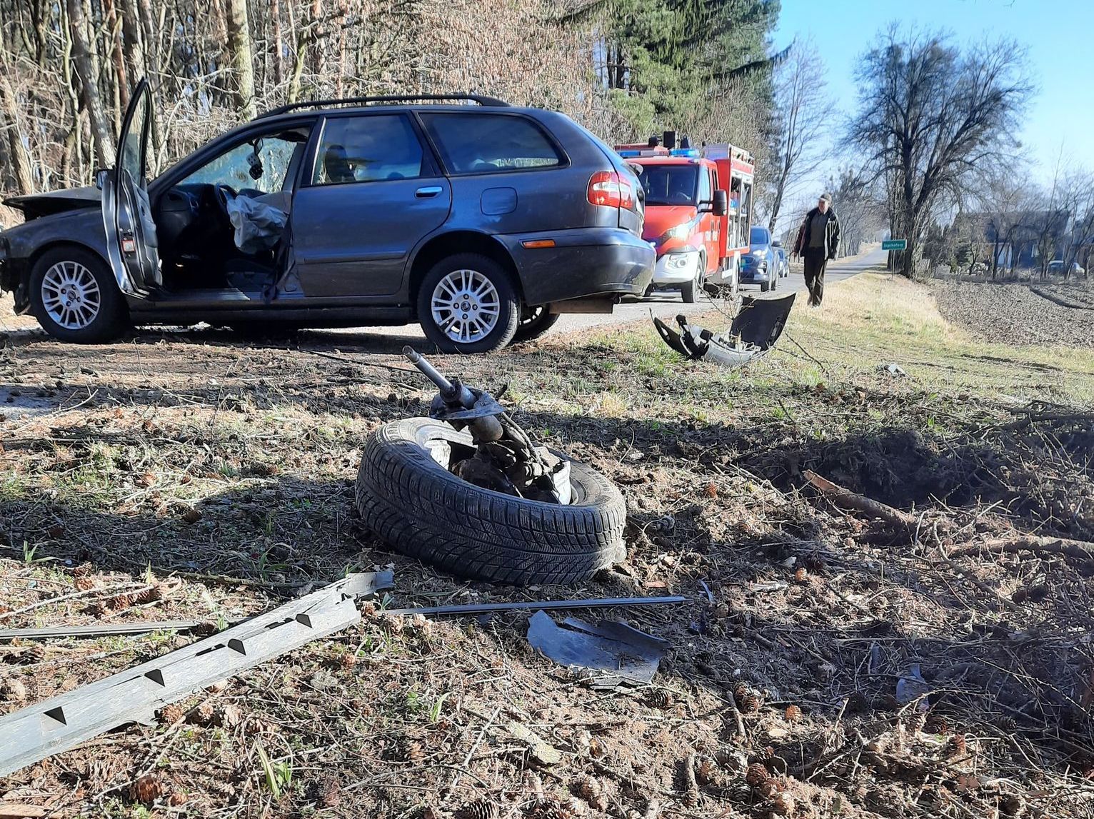 Volvo z impetem uderzyło w drzewo. Kierowca prawdopodobnie zasłabł w trakcie jazdy (zdjęcia)