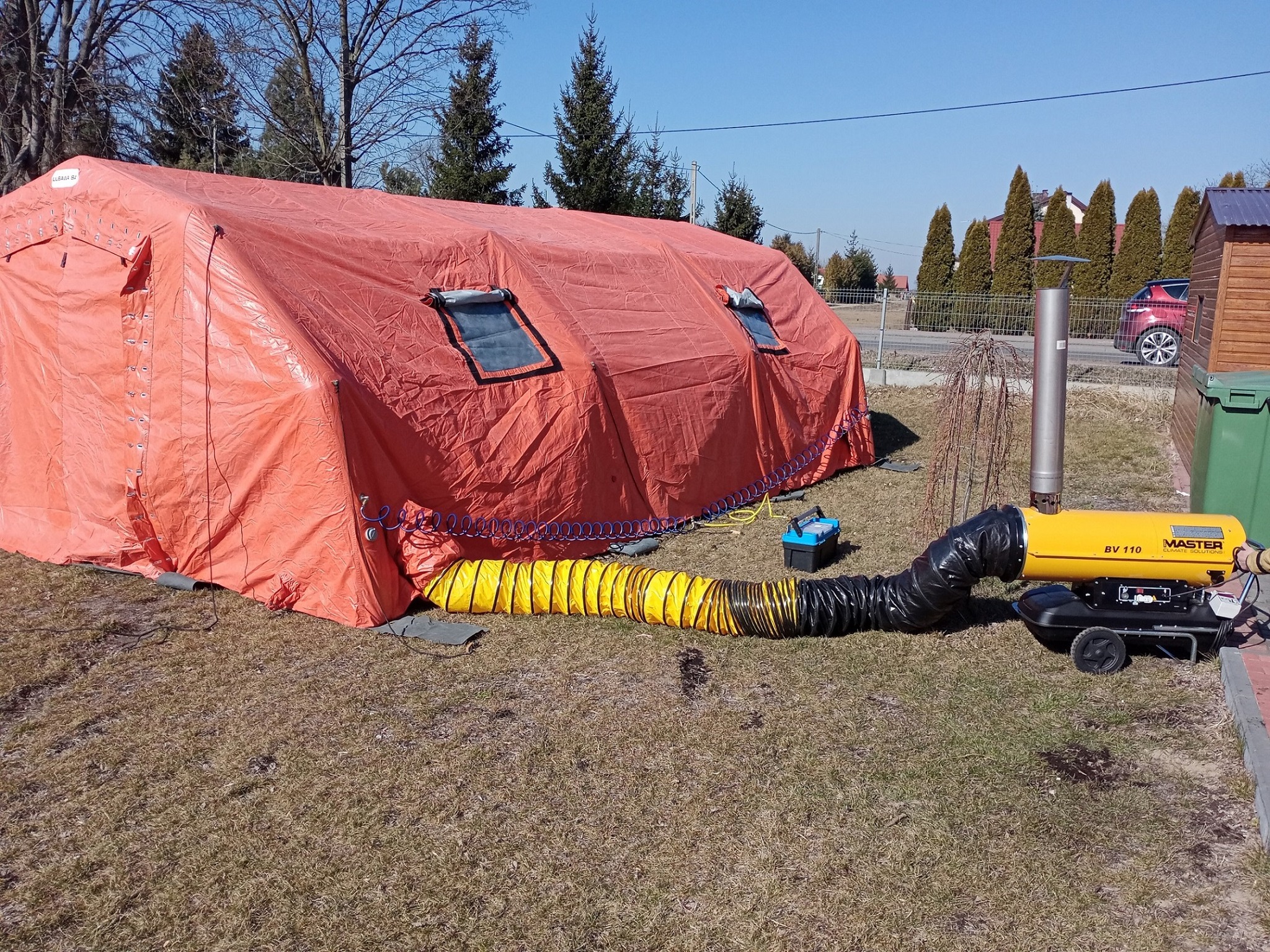 Fałszywy alarm bombowy. Strażacy rozstawili dla przedszkolaków specjalny namiot (zdjęcia)