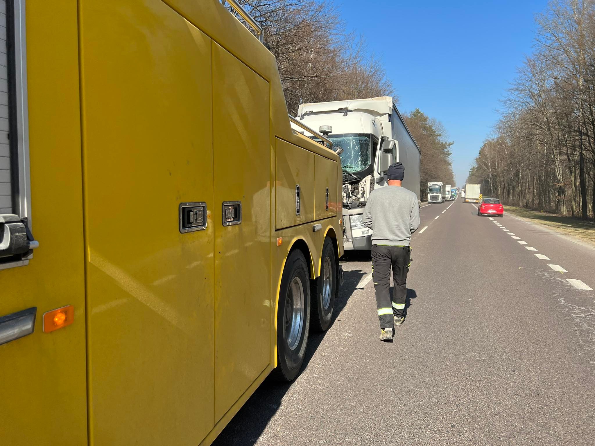 Zderzenie pięciu pojazdów na trasie Lublin – Kraśnik. Trzy osoby poszkodowane (zdjęcia)